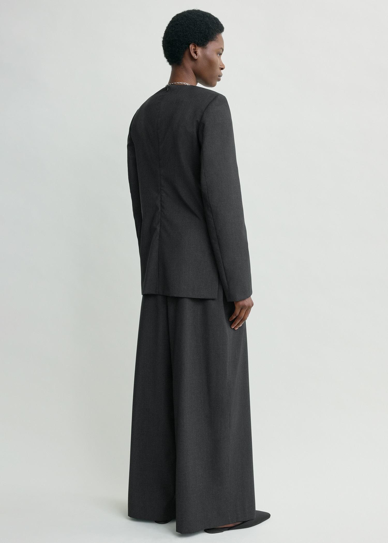 TOTEME 테일러드 디너 블라우스 차콜의 차콜컬러 2번쨰 이미지입니다.