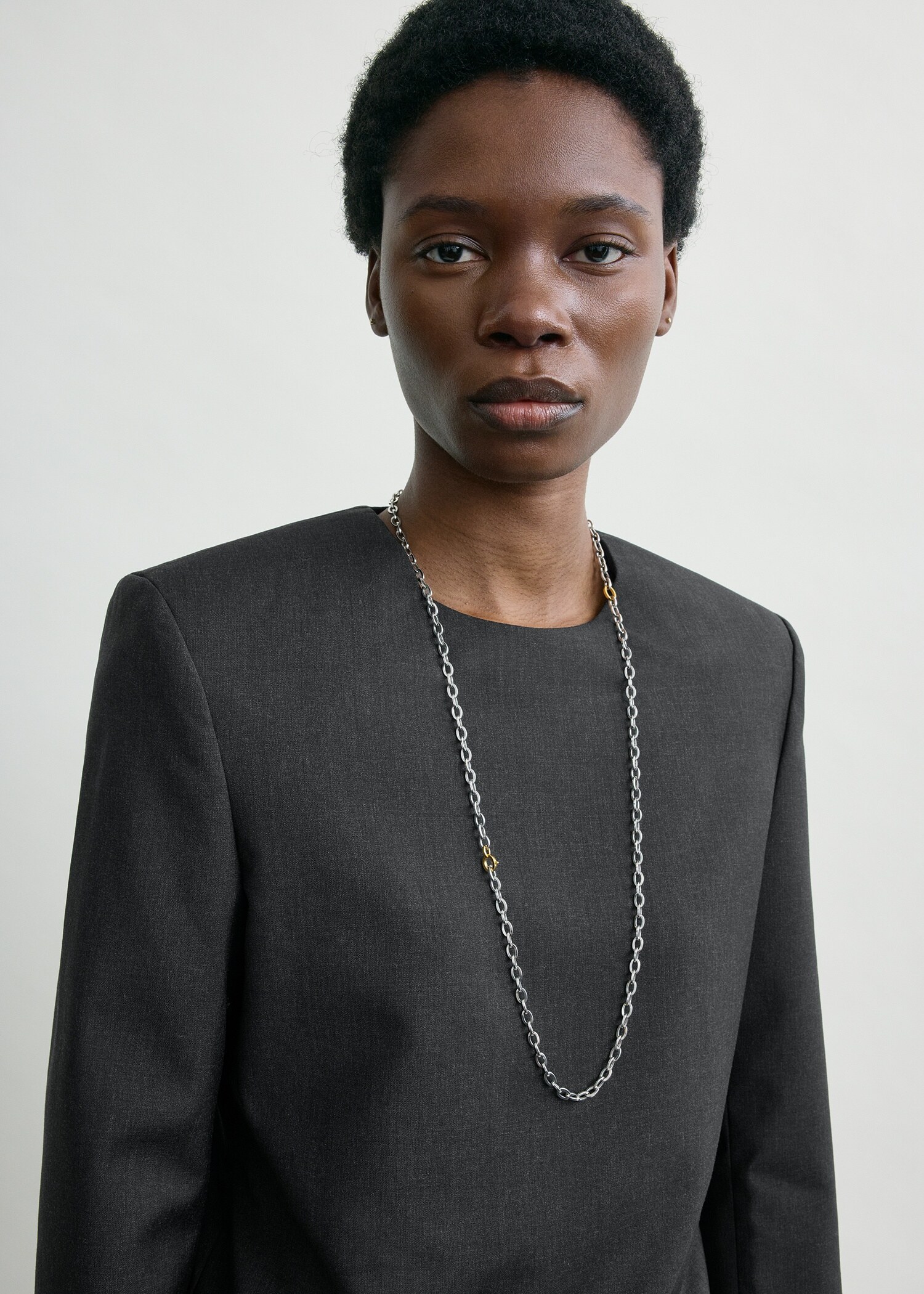 TOTEME 테일러드 디너 블라우스 차콜의 차콜컬러 3번쨰 이미지입니다.