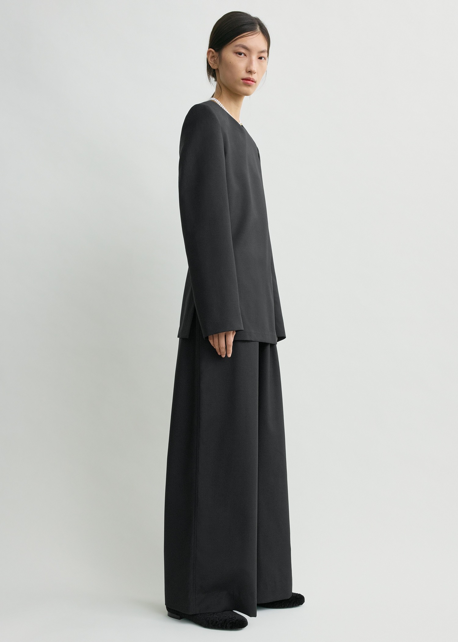 TOTEME 테일러드 디너 블라우스 블랙의 블랙컬러 1번쨰 이미지입니다.