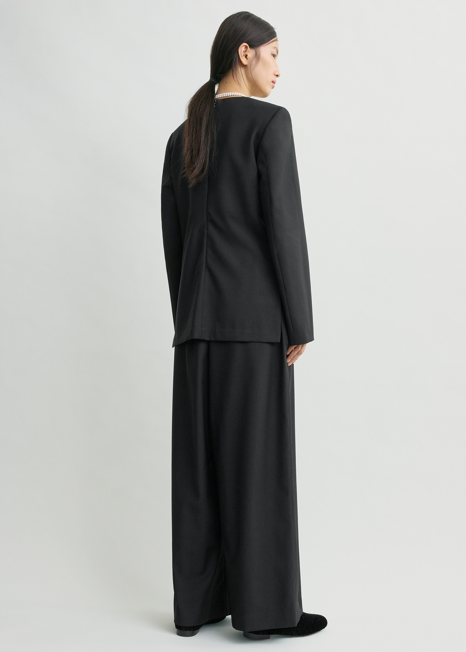 TOTEME 테일러드 디너 블라우스 블랙의 블랙컬러 2번쨰 이미지입니다.