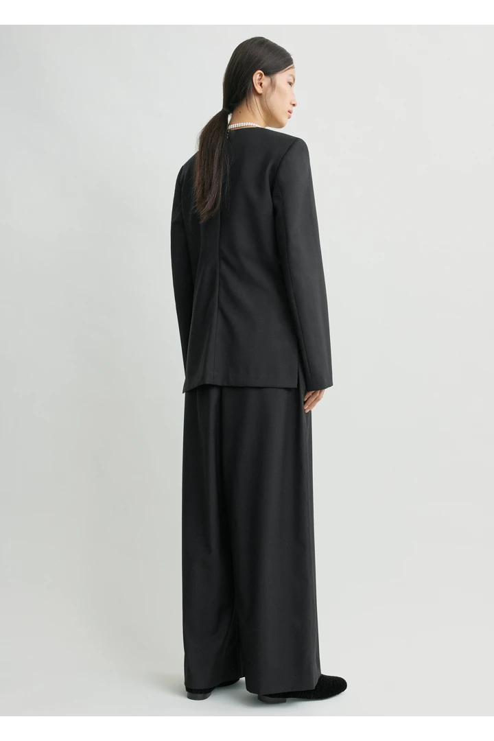 TOTEME 테일러드 디너 블라우스 블랙의 블랙컬러 2번쨰 이미지입니다.