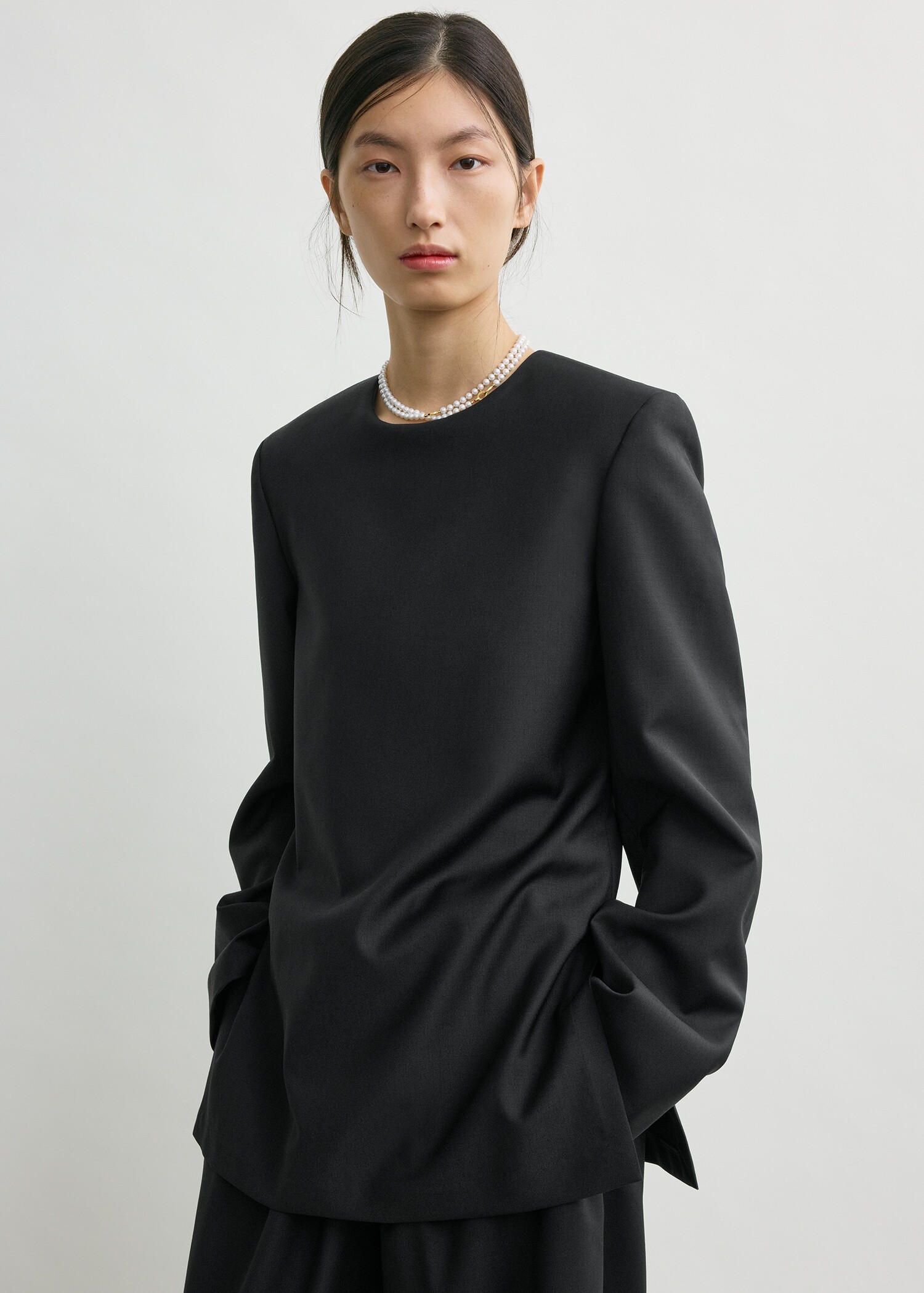 TOTEME 테일러드 디너 블라우스 블랙의 블랙컬러 3번쨰 이미지입니다.