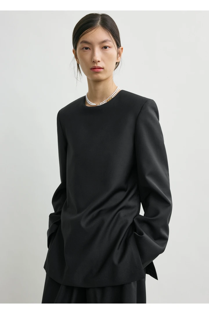 TOTEME 테일러드 디너 블라우스 블랙의 블랙컬러 3번쨰 이미지입니다.