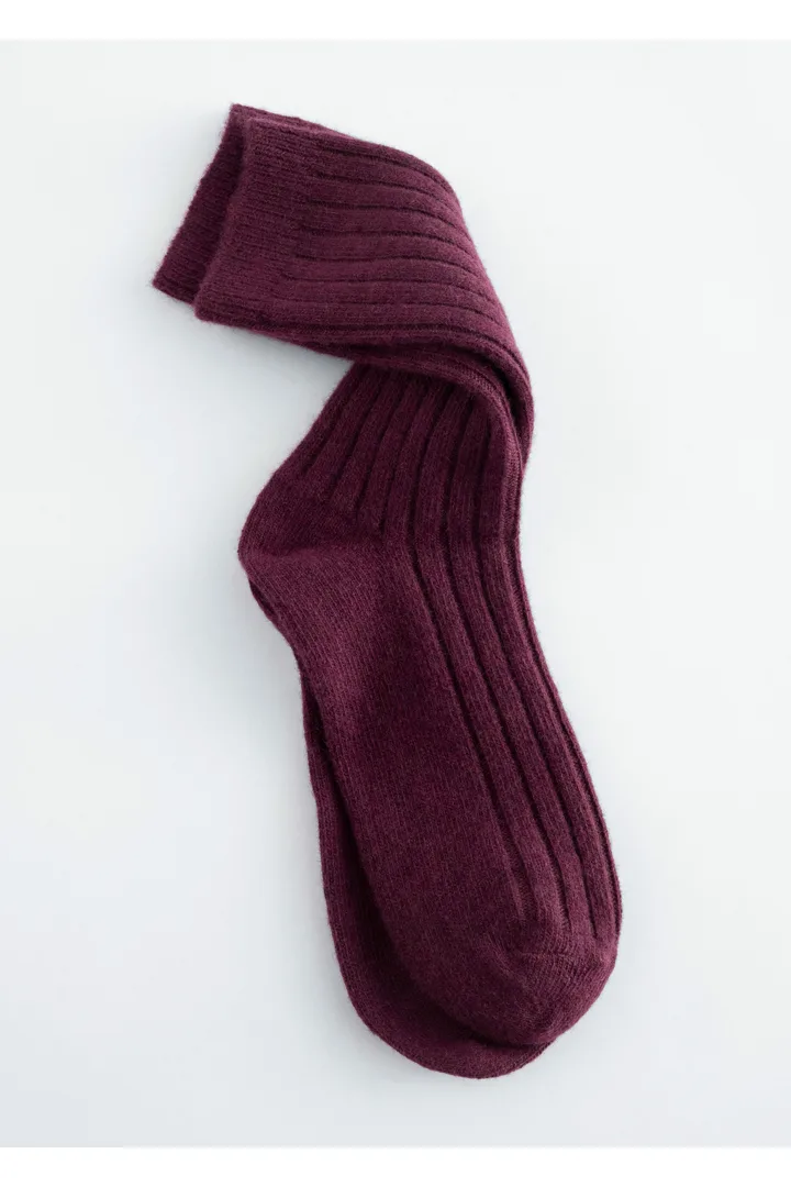 앤아더스토리즈 소프트 울 삭스의 버건디컬러 Product입니다.