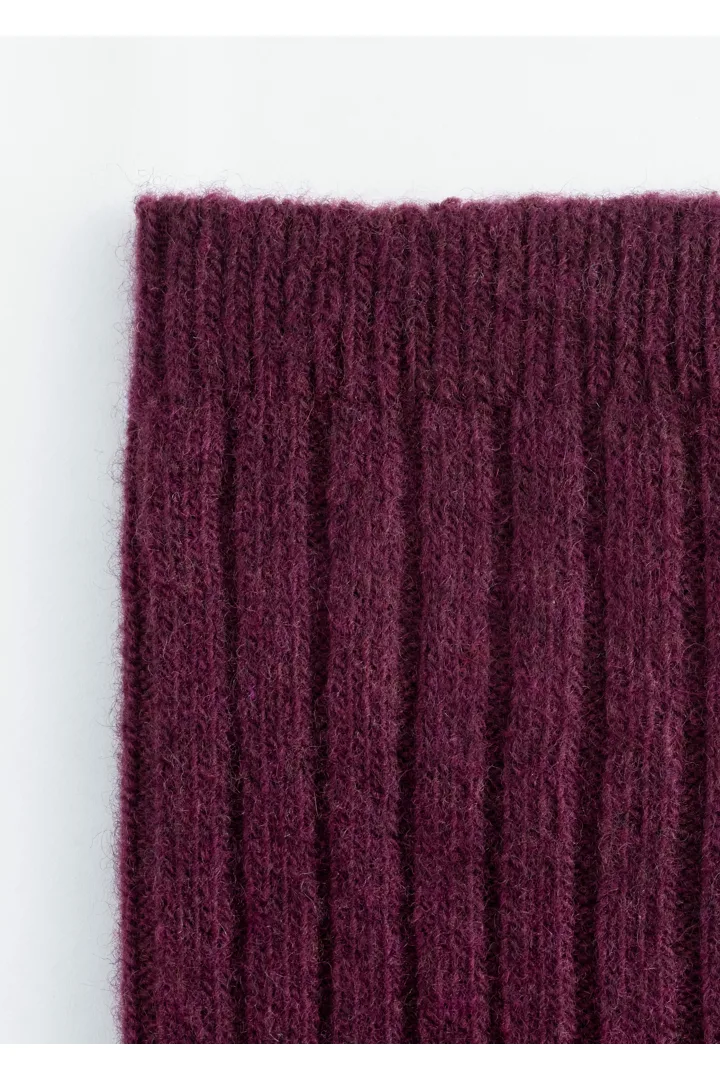 앤아더스토리즈 소프트 울 삭스의 버건디컬러 Product입니다.