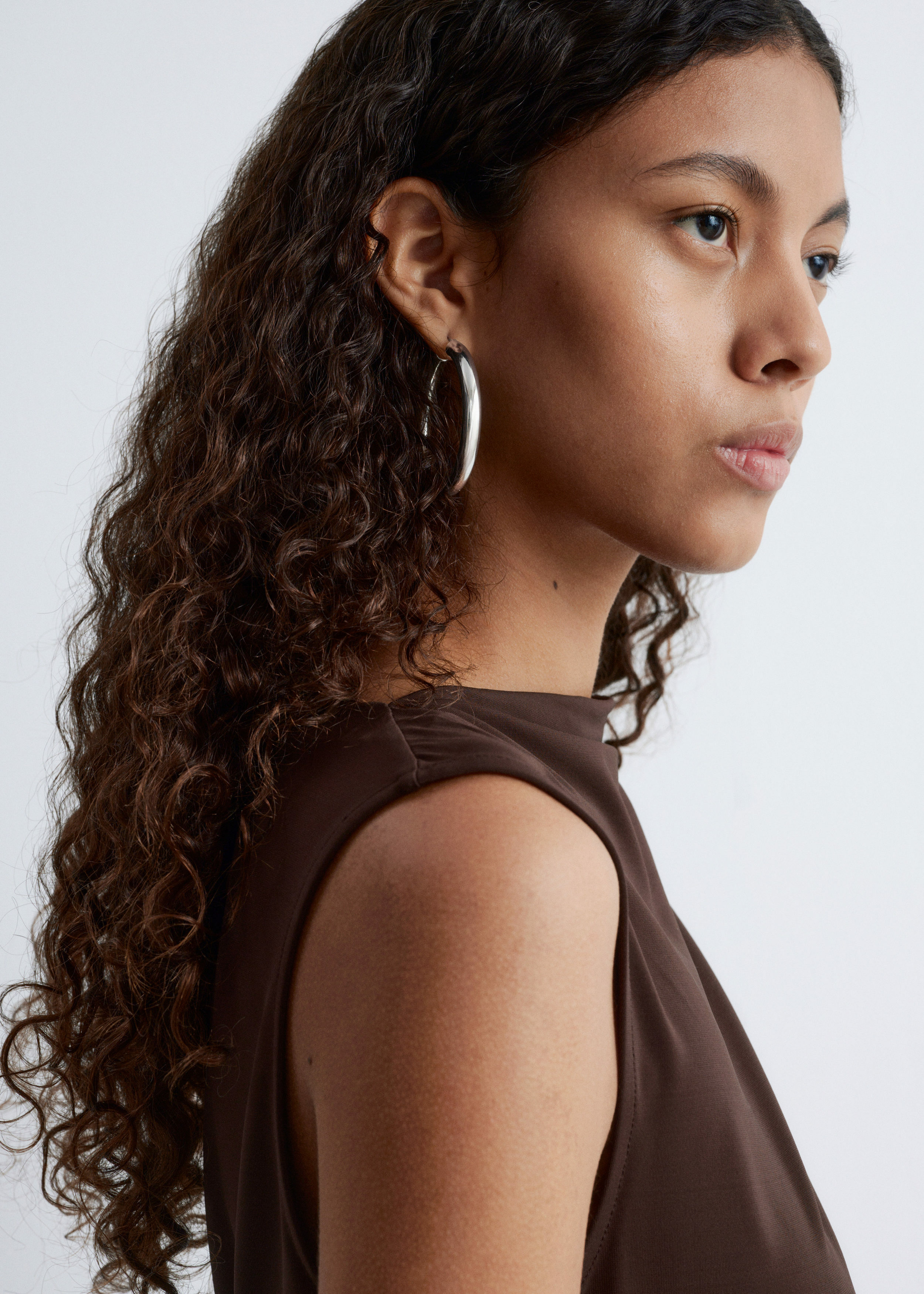 앤아더스토리즈 청키 후프 이어링의 실버컬러 ECOMLook입니다.