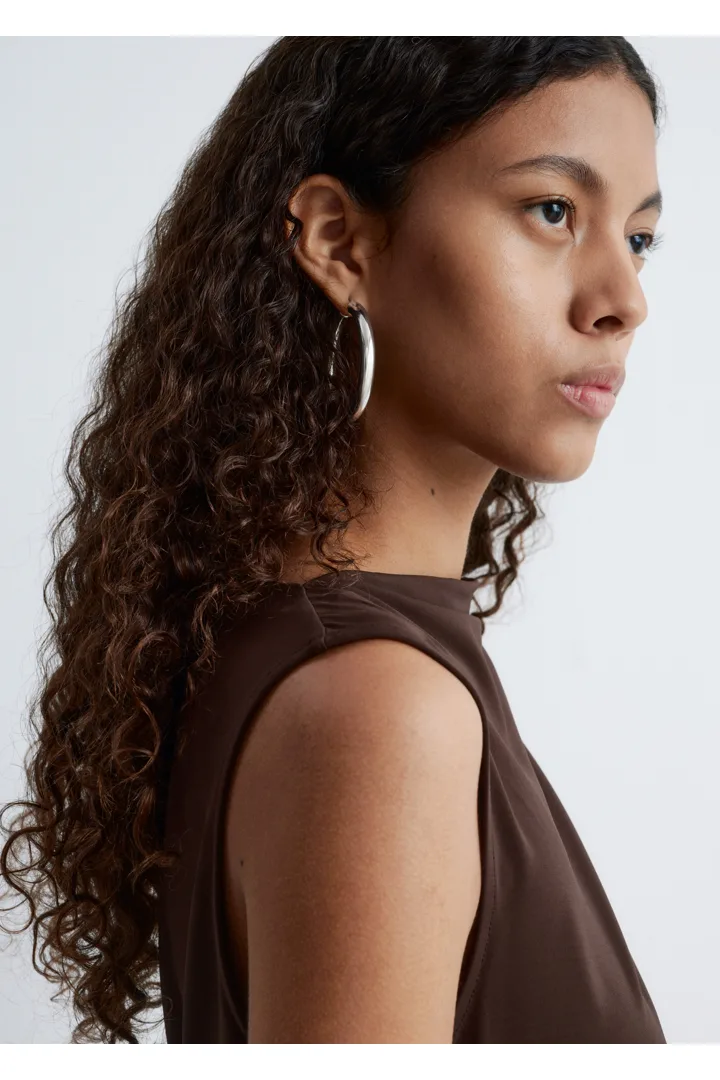 앤아더스토리즈 청키 후프 이어링의 실버컬러 ECOMLook입니다.