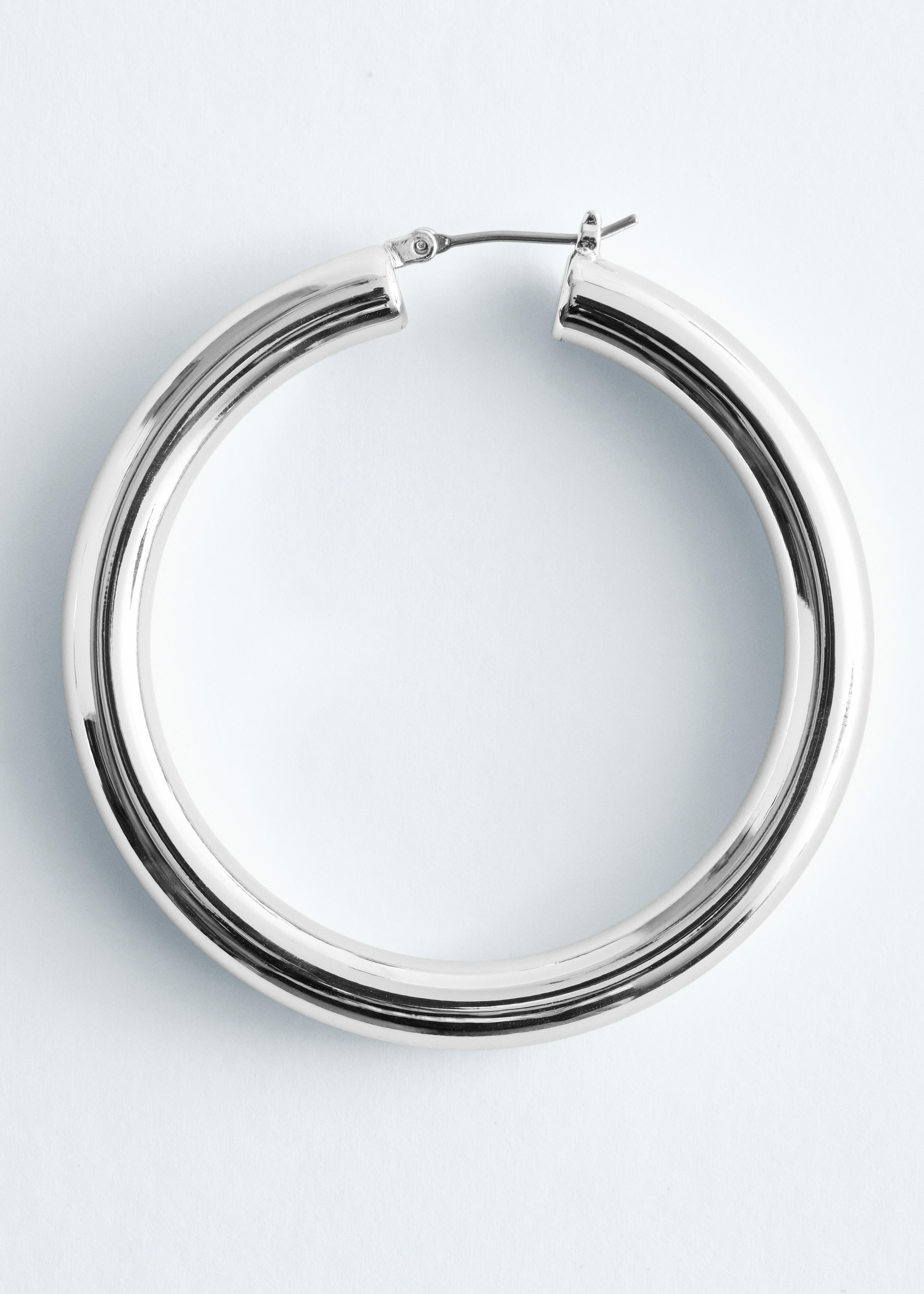 앤아더스토리즈 청키 후프 이어링의 실버컬러 Product입니다.