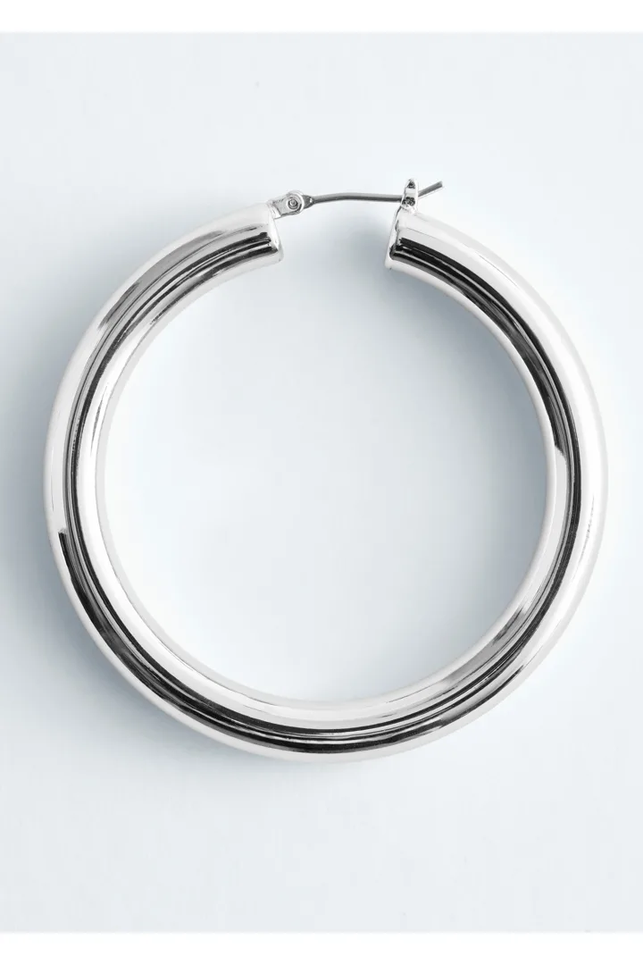 앤아더스토리즈 청키 후프 이어링의 실버컬러 Product입니다.