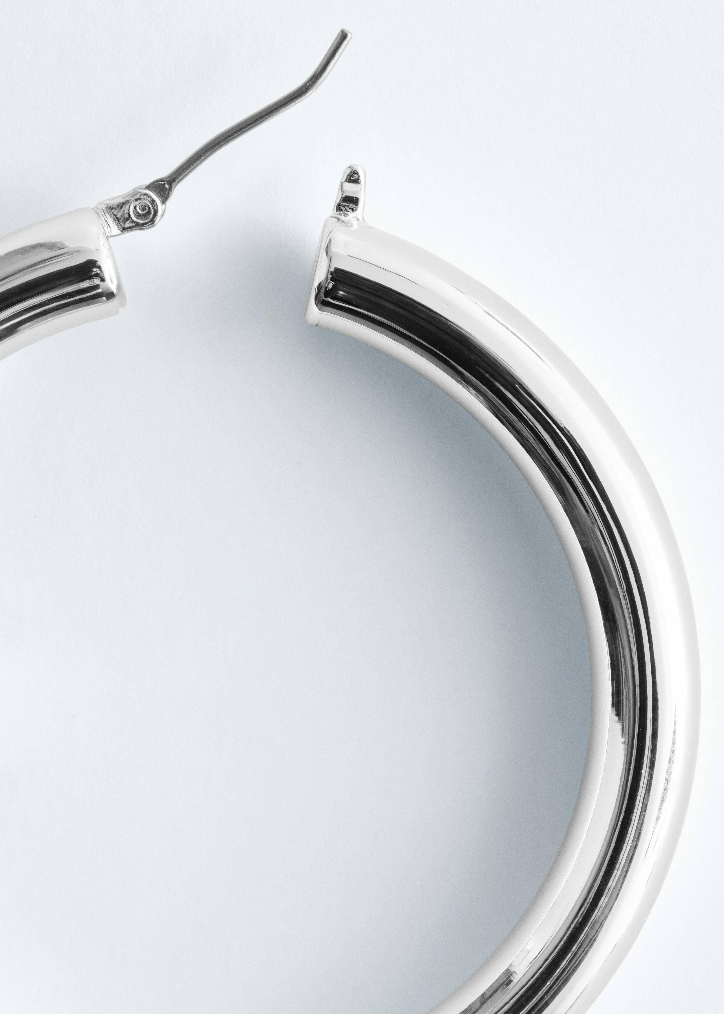 앤아더스토리즈 청키 후프 이어링의 실버컬러 Detail입니다.