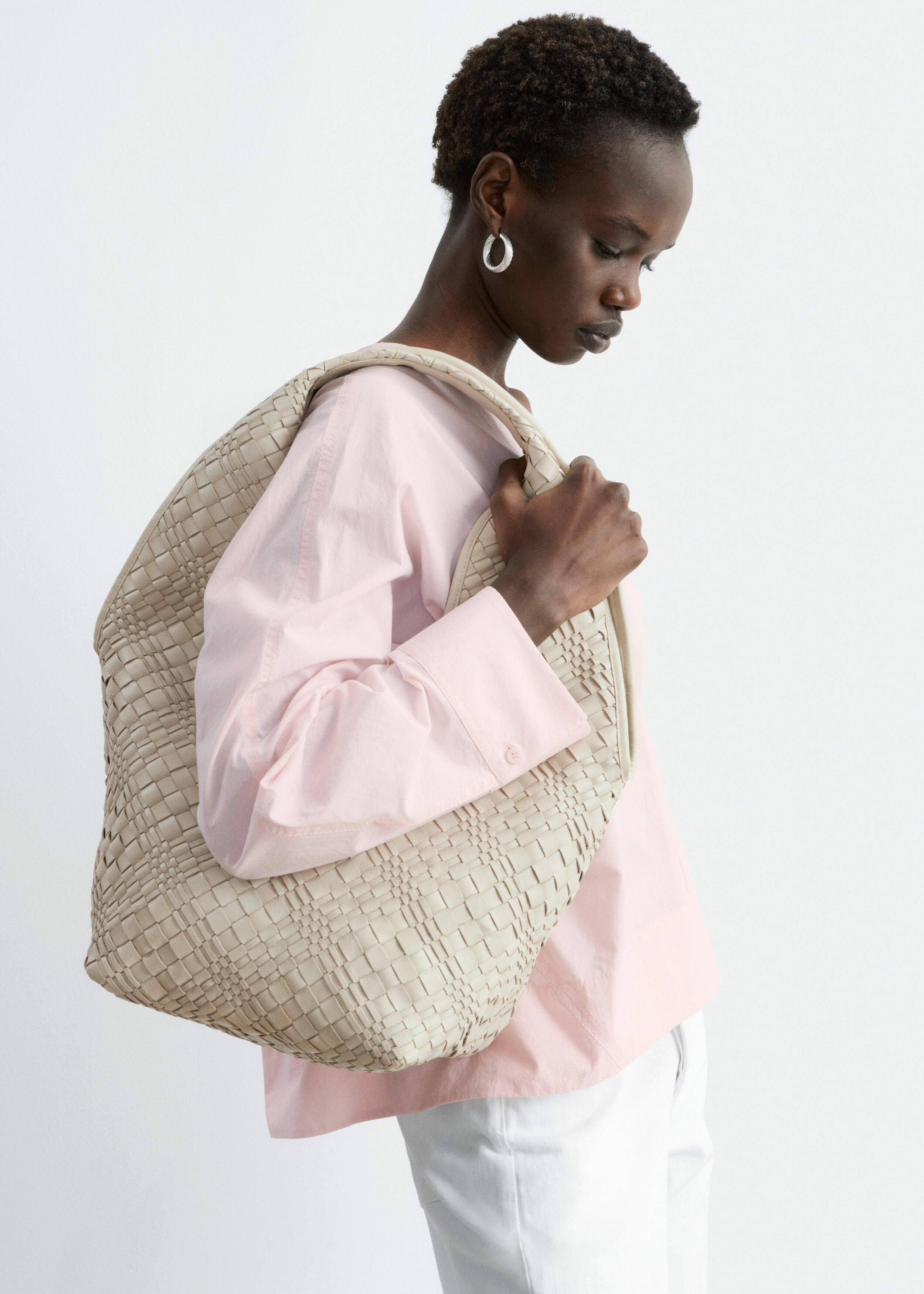 앤아더스토리즈 브레이드 레더 토트의 라이트 베이지컬러 ECOMLook입니다.