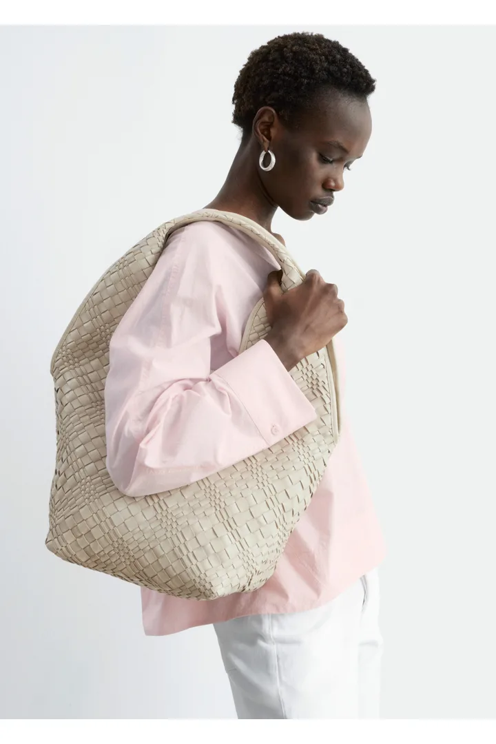 앤아더스토리즈 브레이드 레더 토트의 라이트 베이지컬러 ECOMLook입니다.