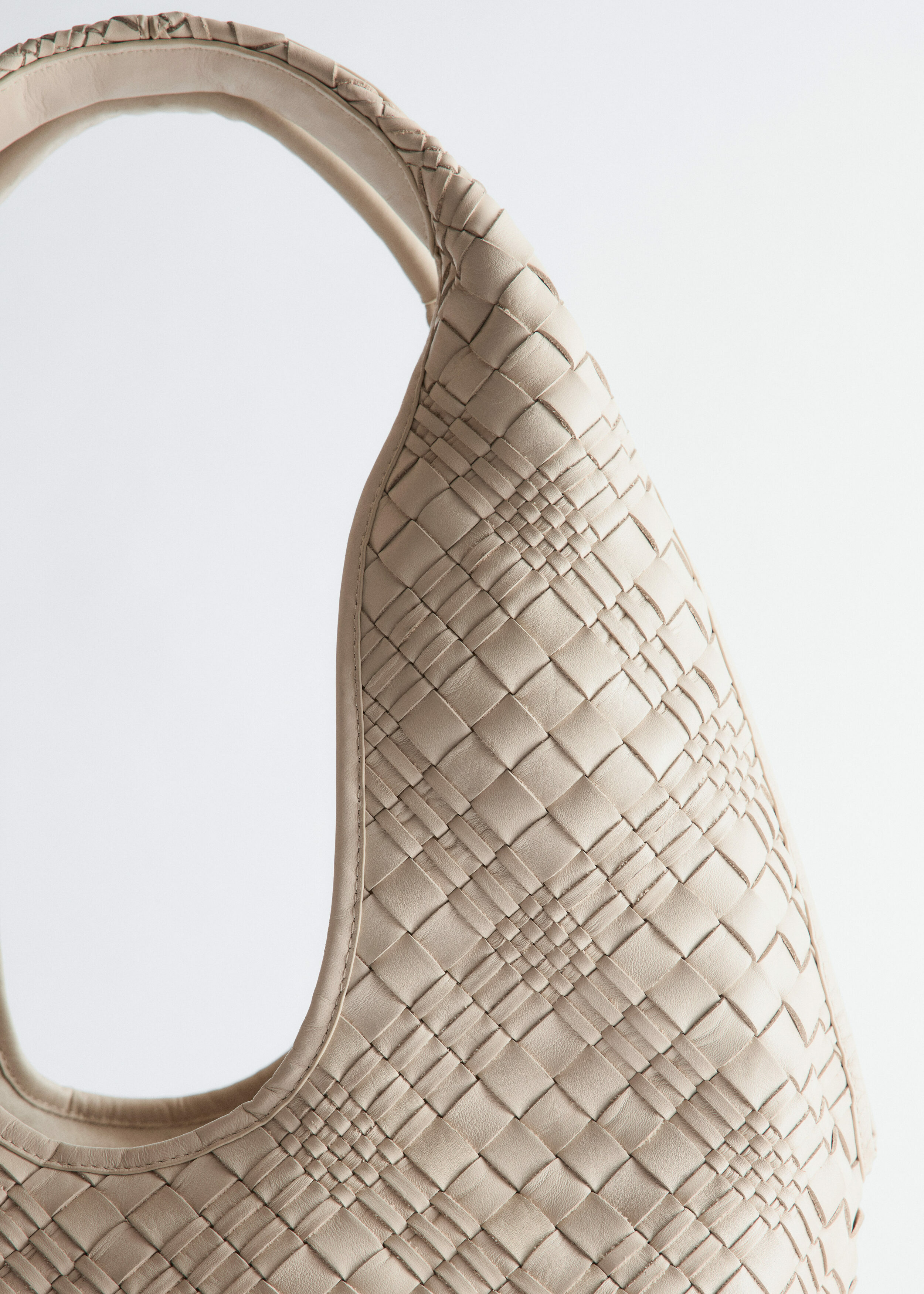 앤아더스토리즈 브레이드 레더 토트의 라이트 베이지컬러 Product입니다.