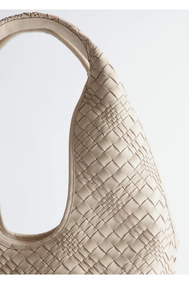 앤아더스토리즈 브레이드 레더 토트의 라이트 베이지컬러 Product입니다.