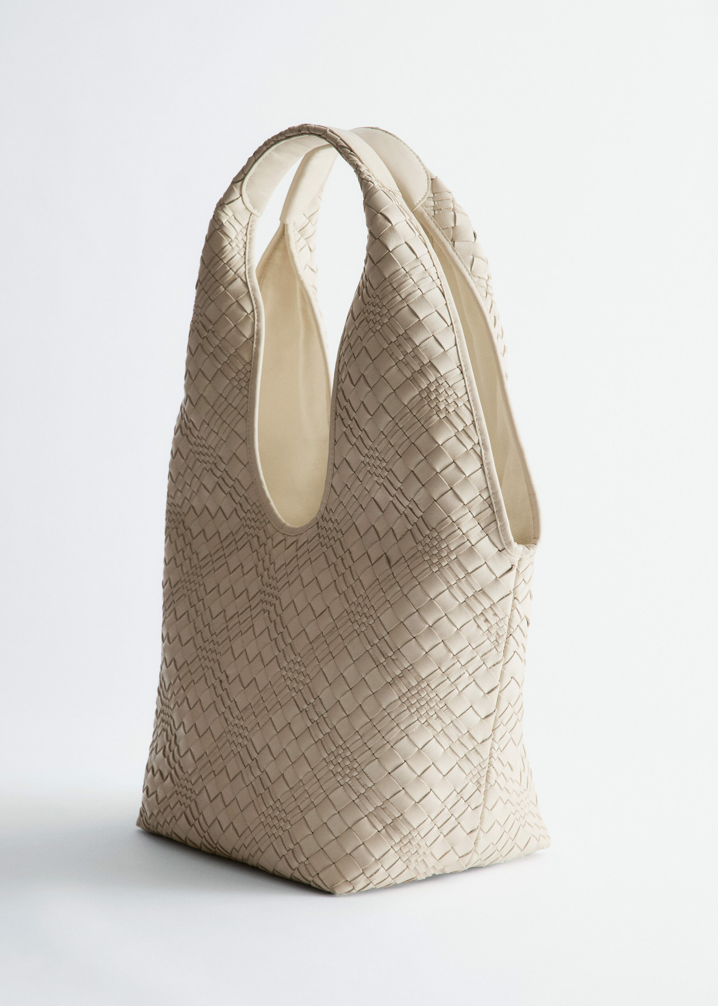 앤아더스토리즈 브레이드 레더 토트의 라이트 베이지컬러 Product입니다.