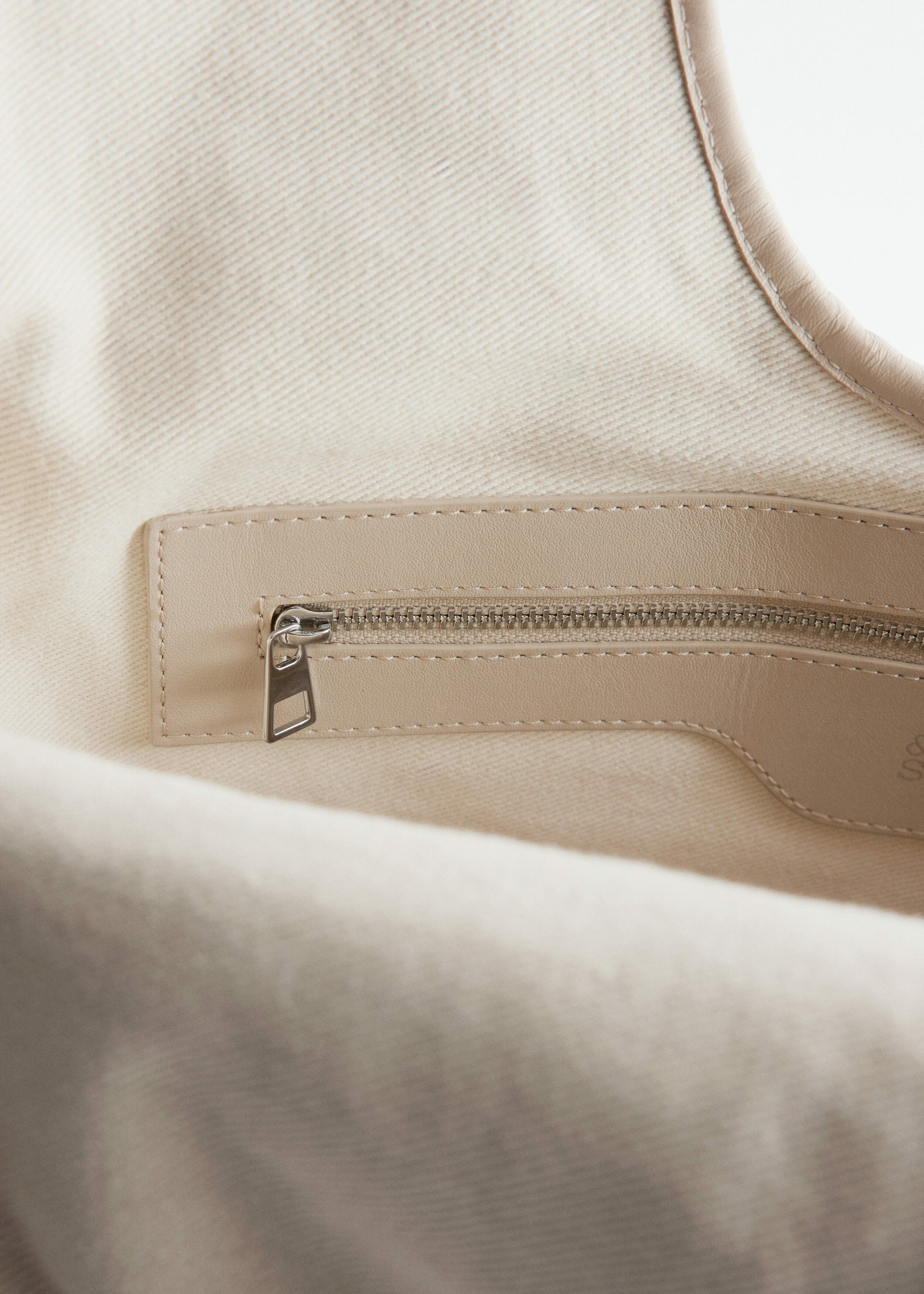 앤아더스토리즈 브레이드 레더 토트의 라이트 베이지컬러 Product입니다.