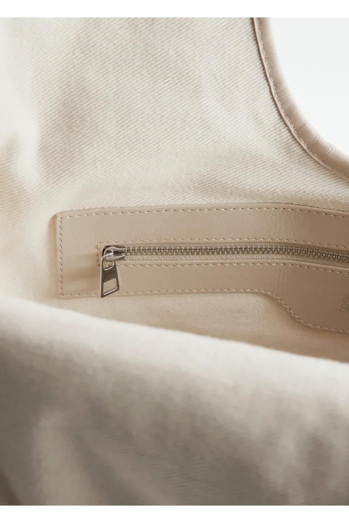 앤아더스토리즈 브레이드 레더 토트의 라이트 베이지컬러 Product입니다.