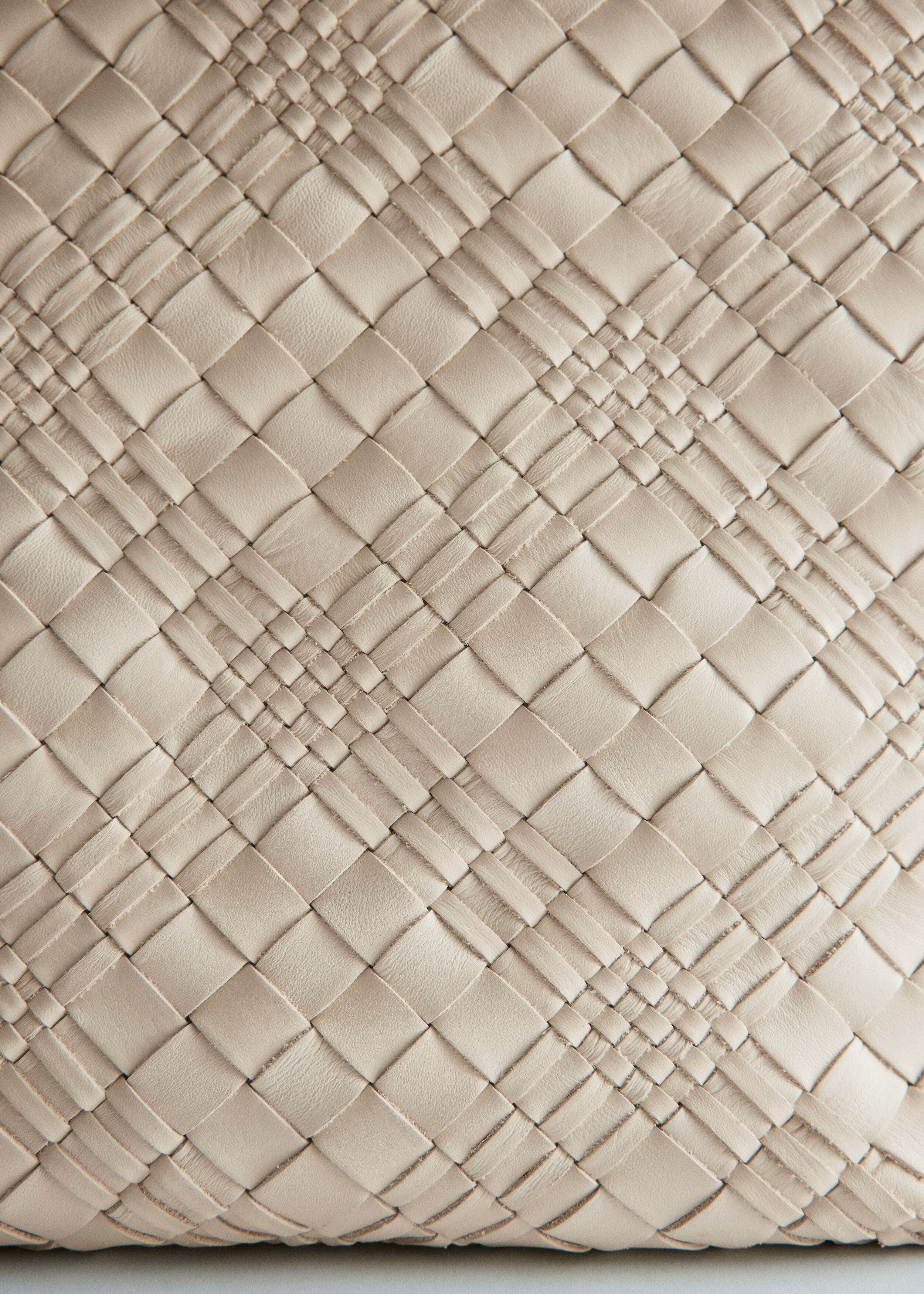 앤아더스토리즈 브레이드 레더 토트의 라이트 베이지컬러 Product입니다.