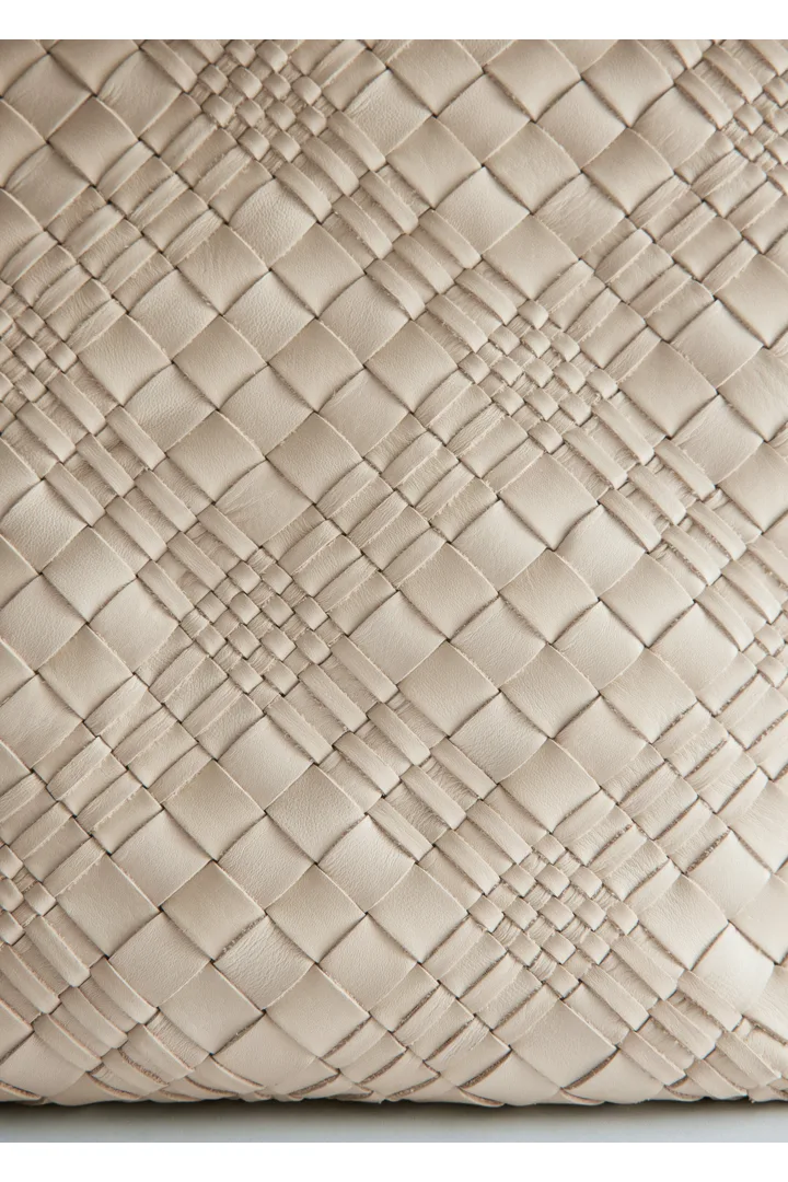 앤아더스토리즈 브레이드 레더 토트의 라이트 베이지컬러 Product입니다.