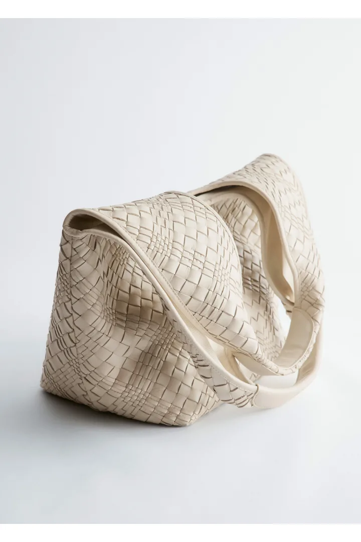 앤아더스토리즈 브레이드 레더 토트의 라이트 베이지컬러 Product입니다.