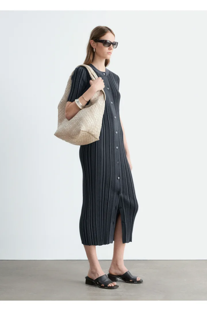 앤아더스토리즈 브레이드 레더 토트의 라이트 베이지컬러 ECOMLook입니다.