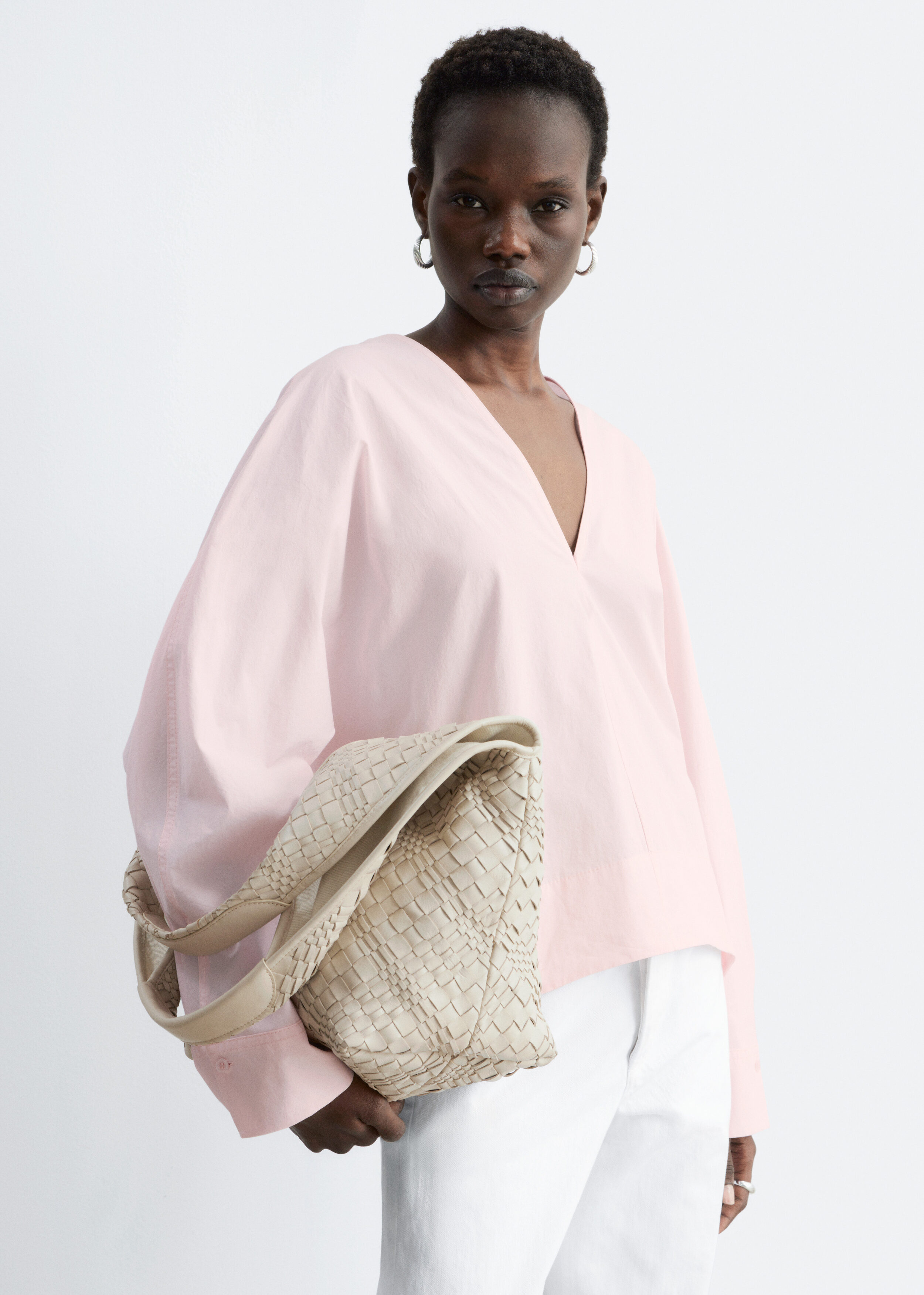 앤아더스토리즈 브레이드 레더 토트의 라이트 베이지컬러 ECOMLook입니다.