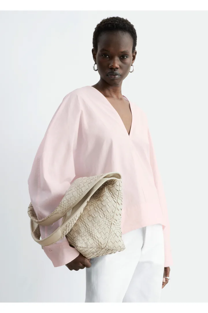 앤아더스토리즈 브레이드 레더 토트의 라이트 베이지컬러 ECOMLook입니다.