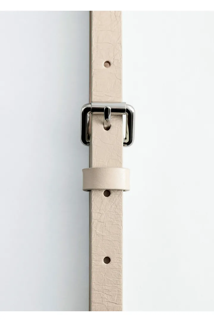 앤아더스토리즈 슬림 레더 벨트의 크림컬러 Detail입니다.