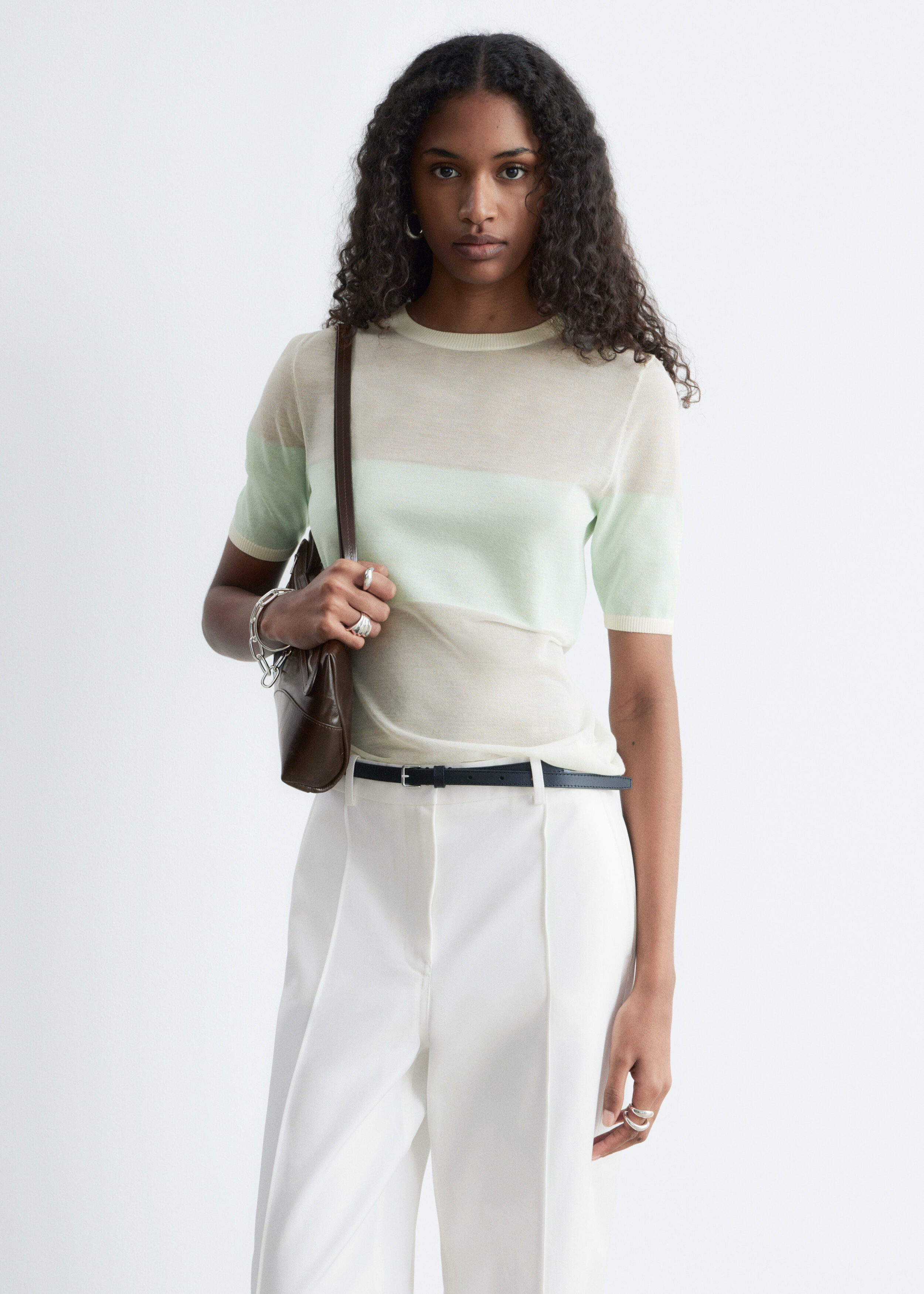 앤아더스토리즈 파인 니트 티셔츠의 베이지/터쿼이즈컬러 ECOMLook입니다.