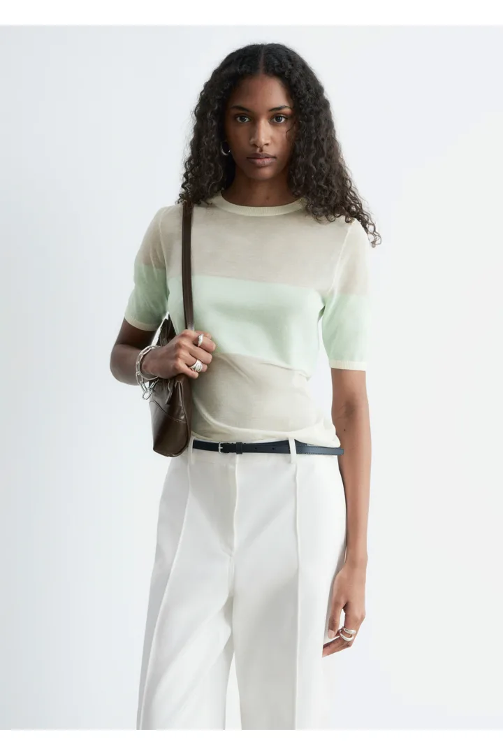 앤아더스토리즈 파인 니트 티셔츠의 베이지/터쿼이즈컬러 ECOMLook입니다.