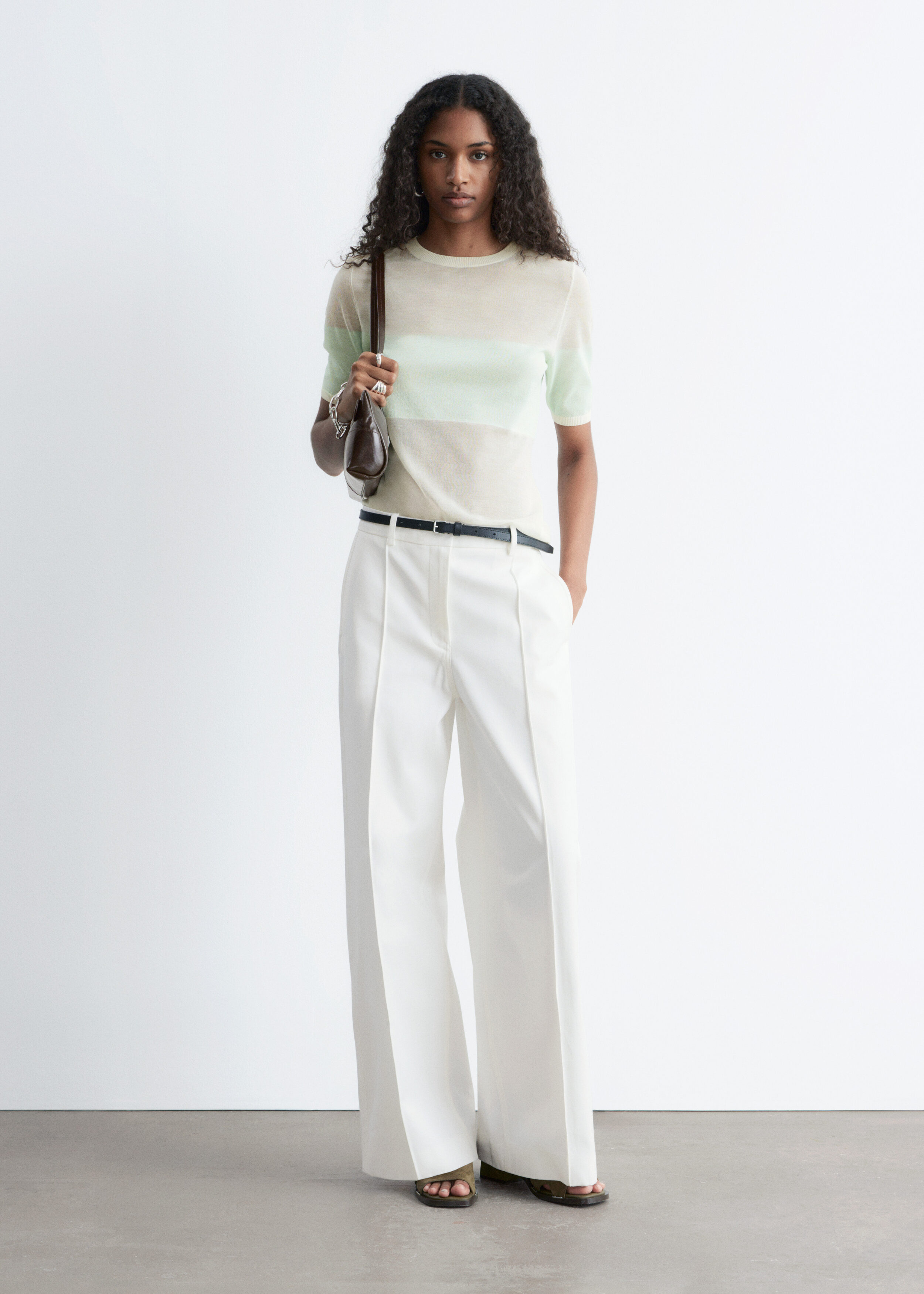 앤아더스토리즈 파인 니트 티셔츠의 베이지/터쿼이즈컬러 ECOMLook입니다.