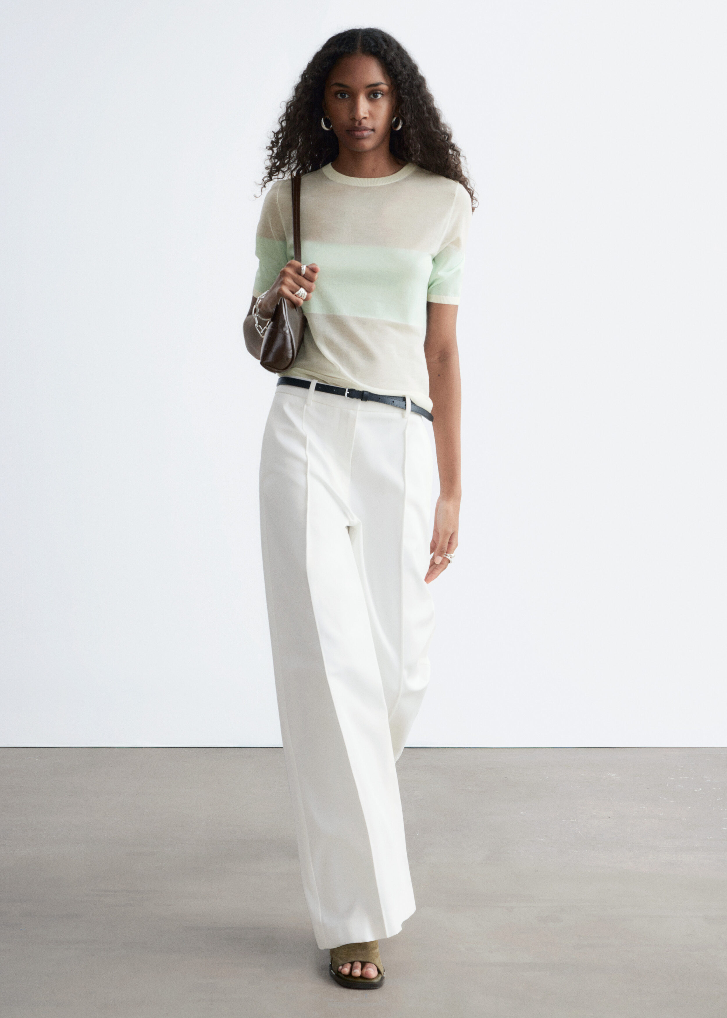 앤아더스토리즈 파인 니트 티셔츠의 베이지/터쿼이즈컬러 ECOMLook입니다.