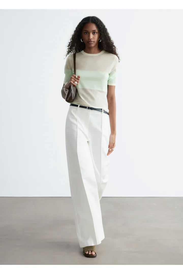 앤아더스토리즈 파인 니트 티셔츠의 베이지/터쿼이즈컬러 ECOMLook입니다.