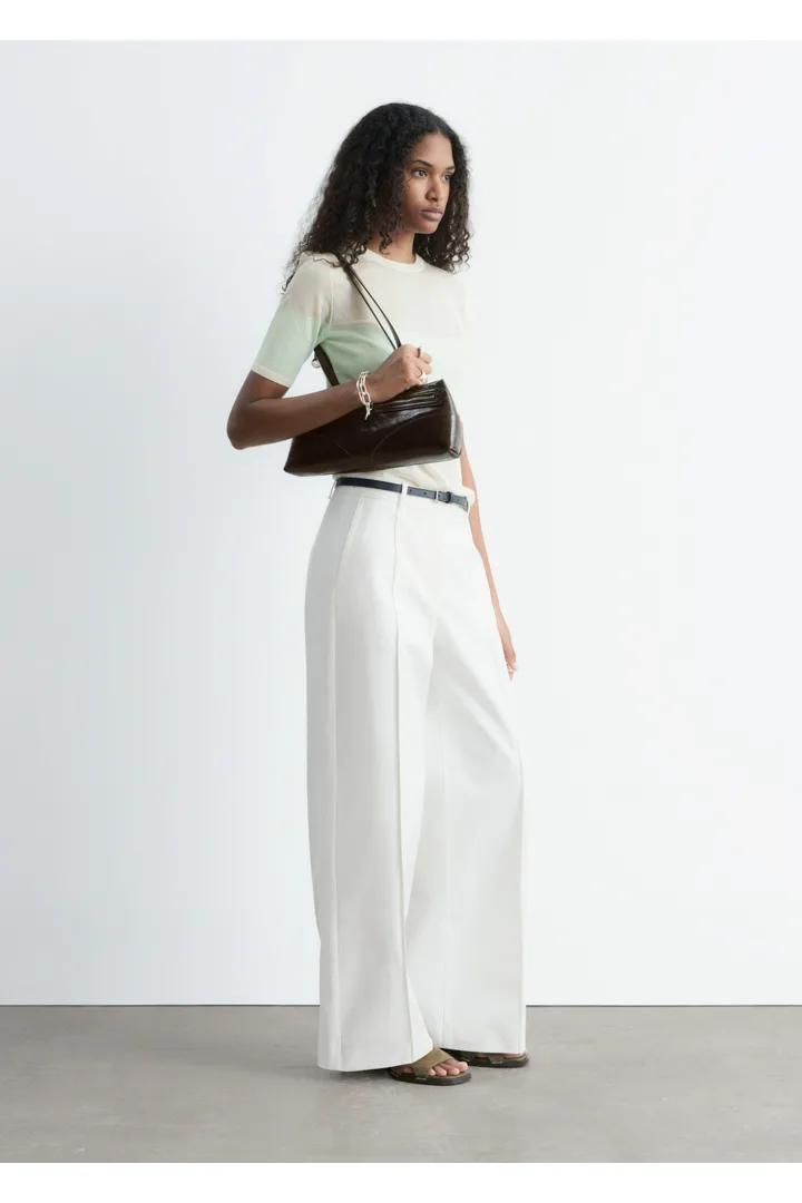 앤아더스토리즈 파인 니트 티셔츠의 베이지/터쿼이즈컬러 ECOMLook입니다.