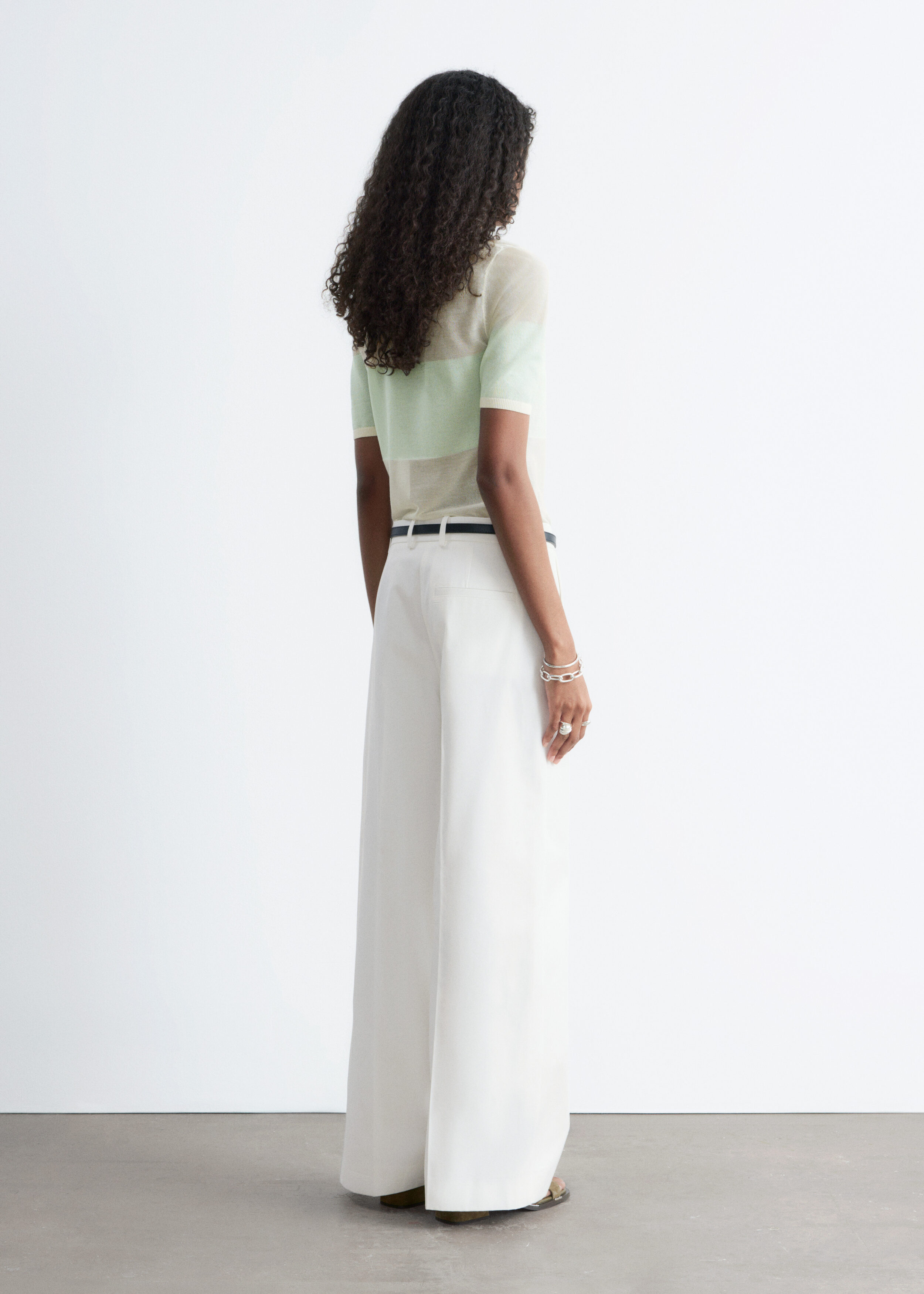 앤아더스토리즈 파인 니트 티셔츠의 베이지/터쿼이즈컬러 ECOMLook입니다.