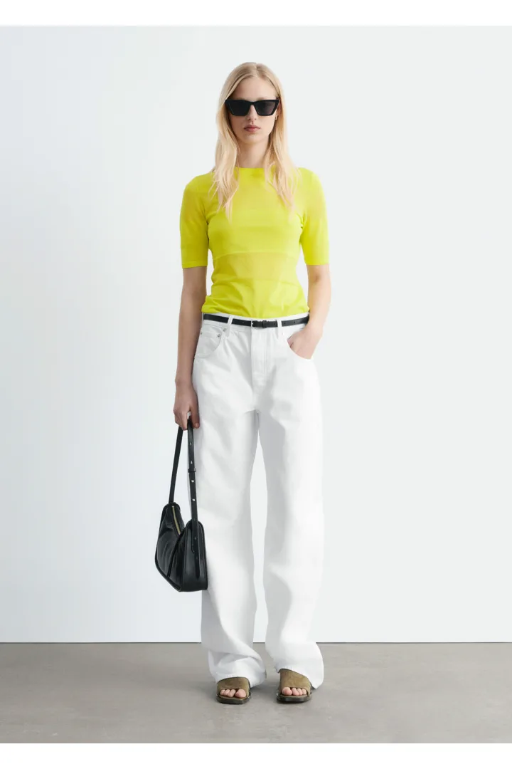 앤아더스토리즈 파인 니트 티셔츠의 브라이트 옐로우컬러 ECOMLook입니다.