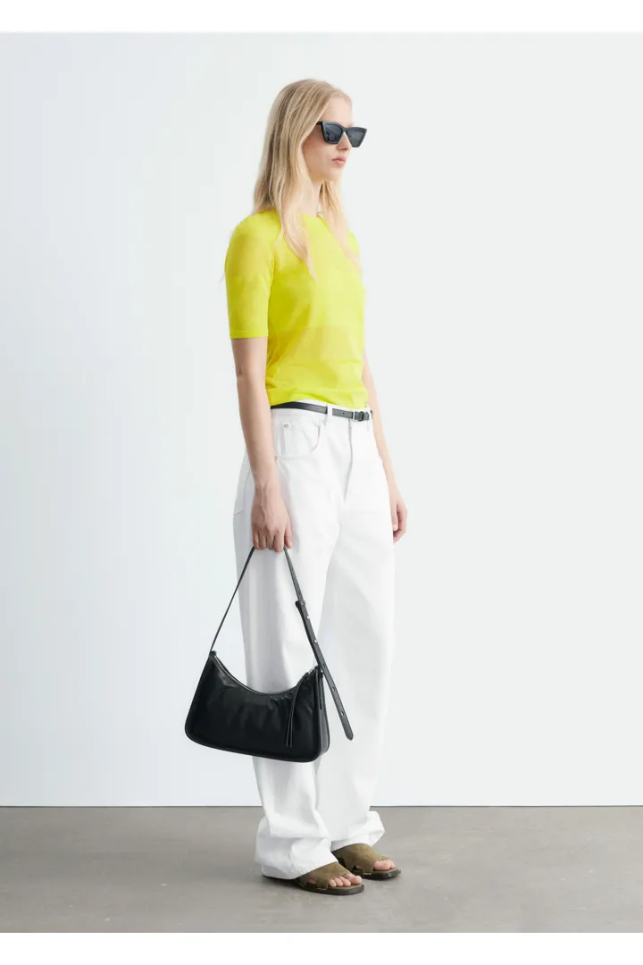 앤아더스토리즈 파인 니트 티셔츠의 브라이트 옐로우컬러 ECOMLook입니다.