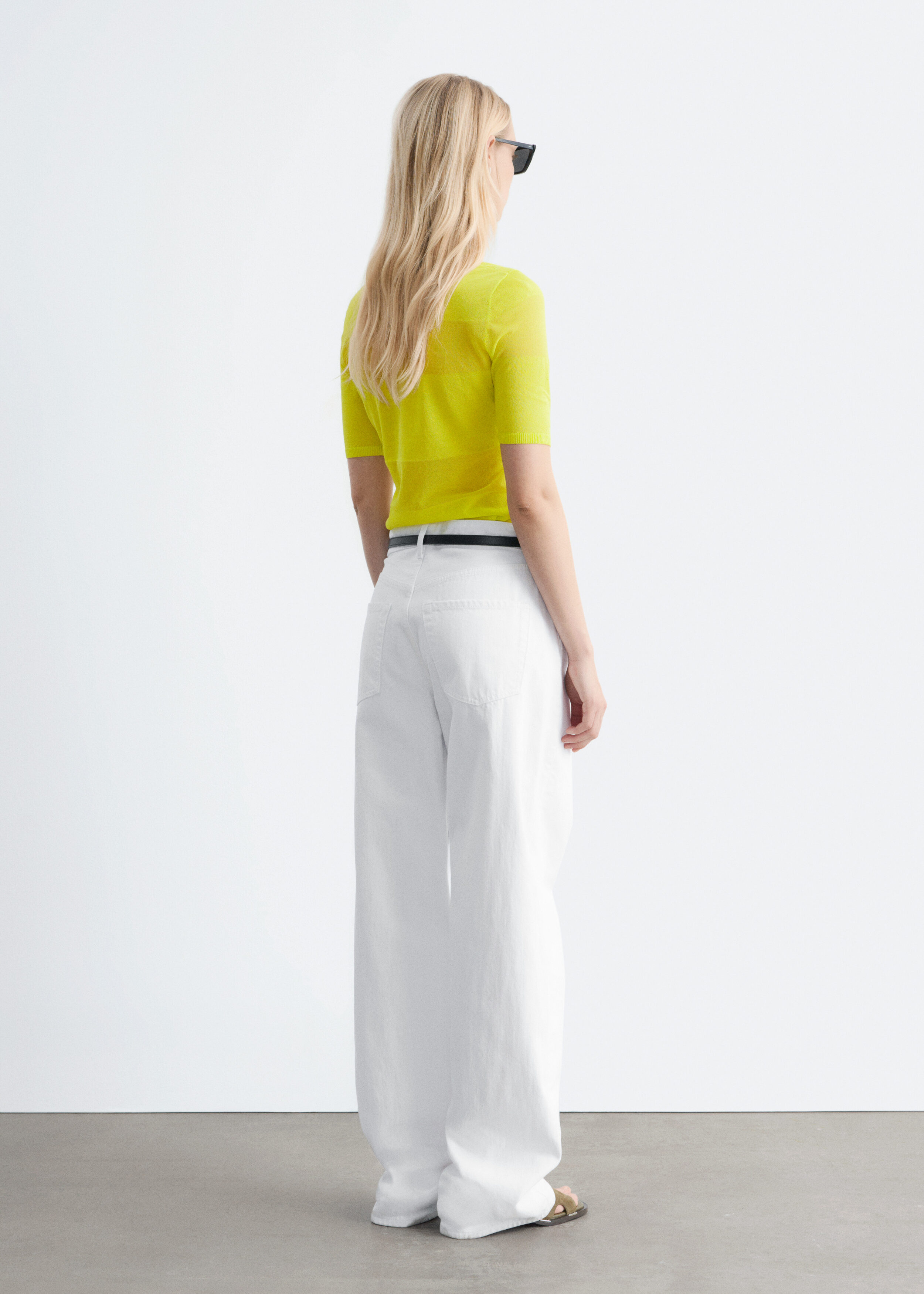 앤아더스토리즈 파인 니트 티셔츠의 브라이트 옐로우컬러 ECOMLook입니다.