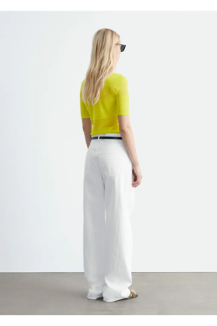 앤아더스토리즈 파인 니트 티셔츠의 브라이트 옐로우컬러 ECOMLook입니다.