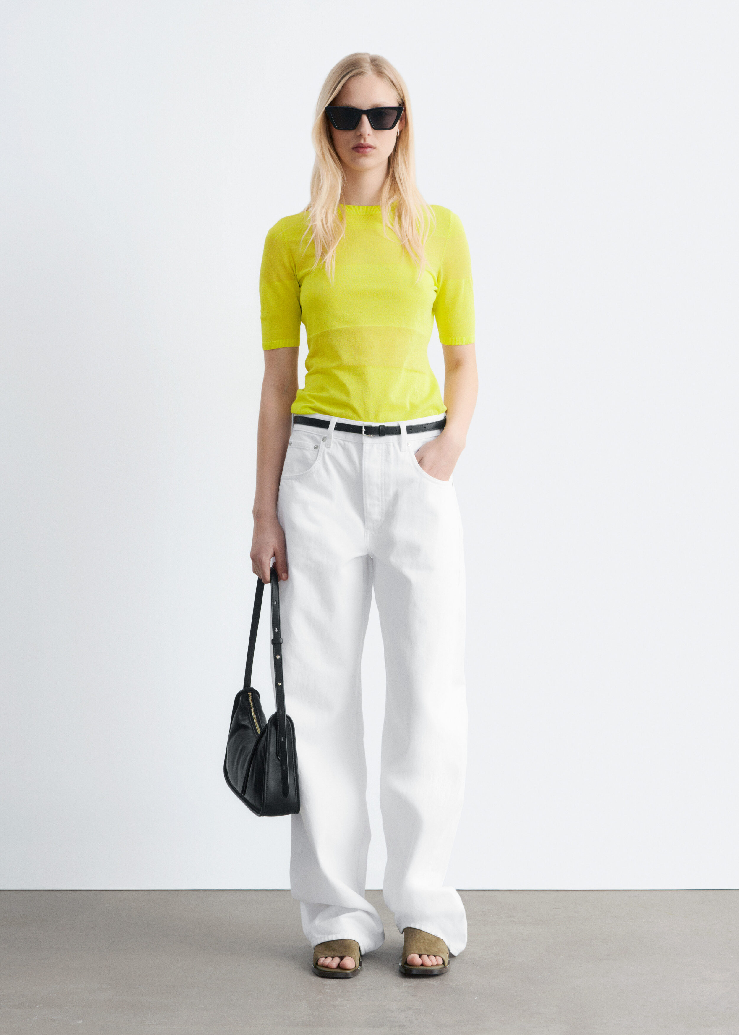 앤아더스토리즈 파인 니트 티셔츠의 브라이트 옐로우컬러 ECOMLook입니다.