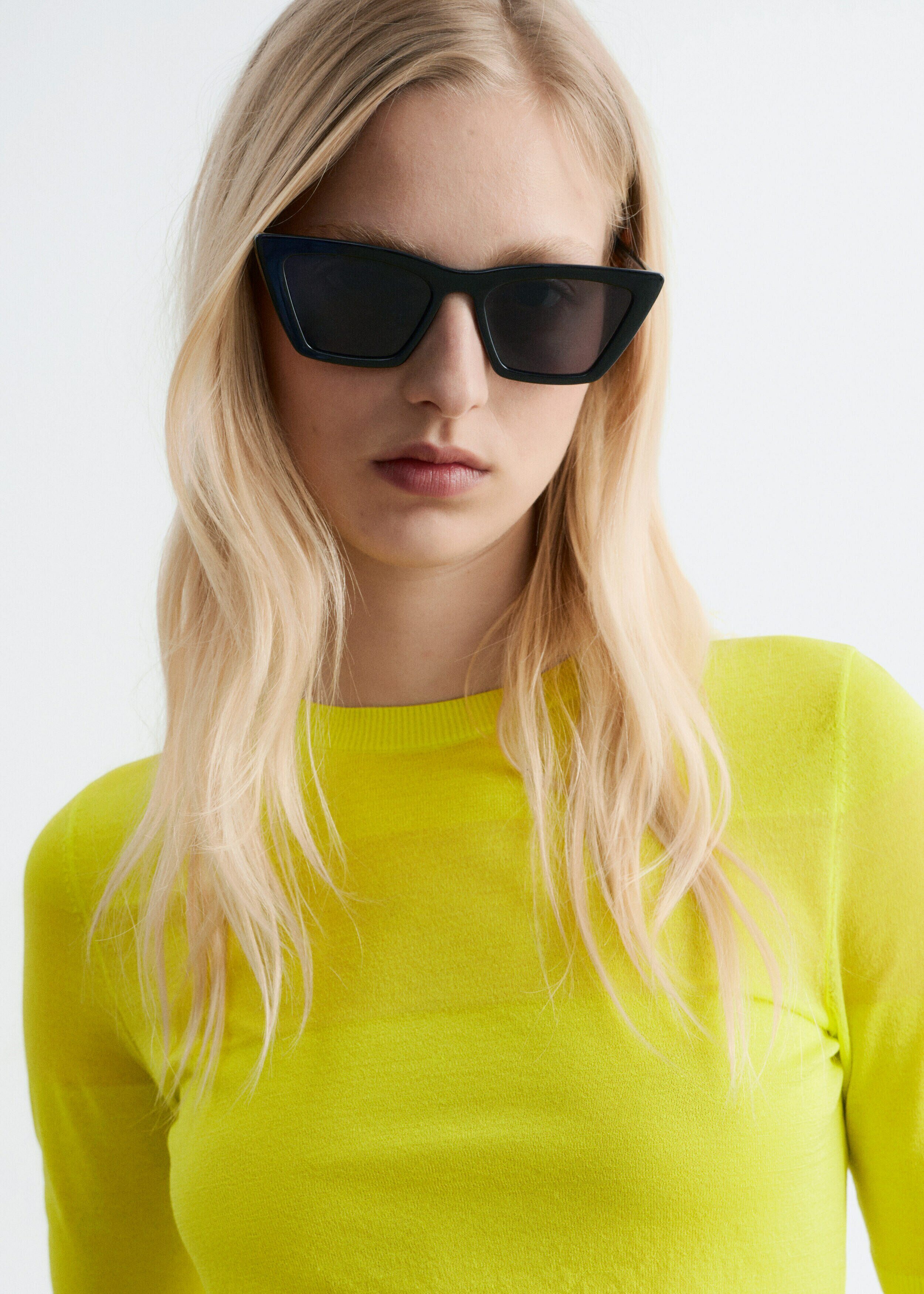 앤아더스토리즈 파인 니트 티셔츠의 브라이트 옐로우컬러 ECOMLook입니다.