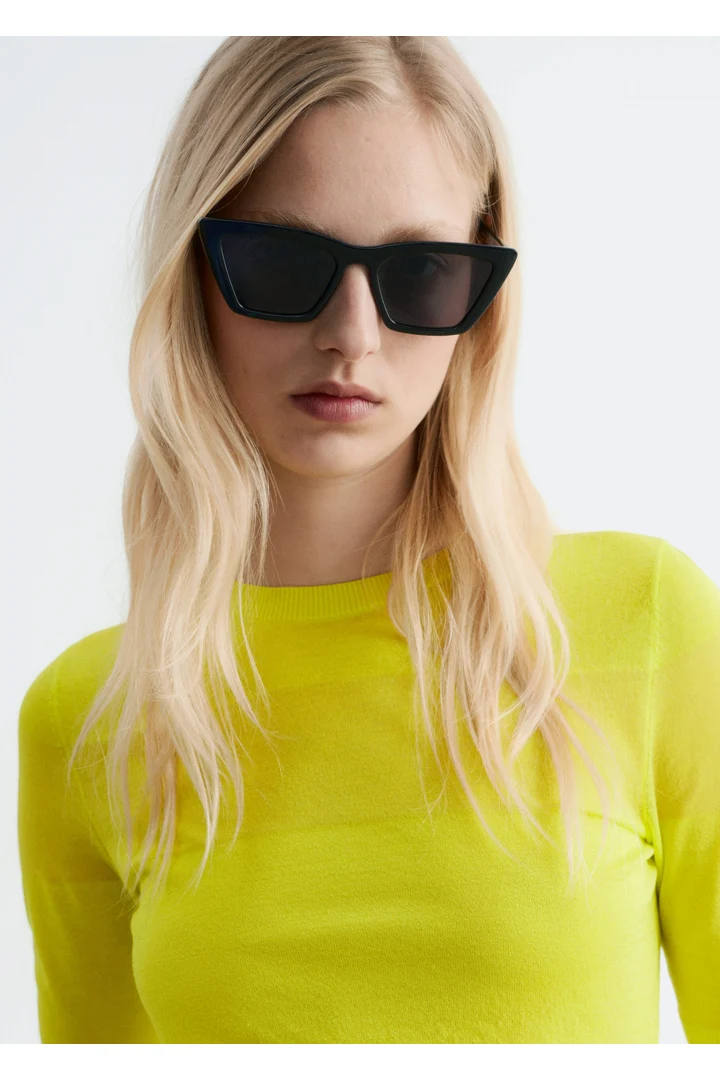 앤아더스토리즈 파인 니트 티셔츠의 브라이트 옐로우컬러 ECOMLook입니다.