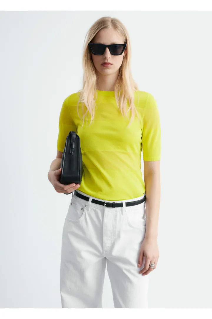 앤아더스토리즈 파인 니트 티셔츠의 브라이트 옐로우컬러 ECOMLook입니다.