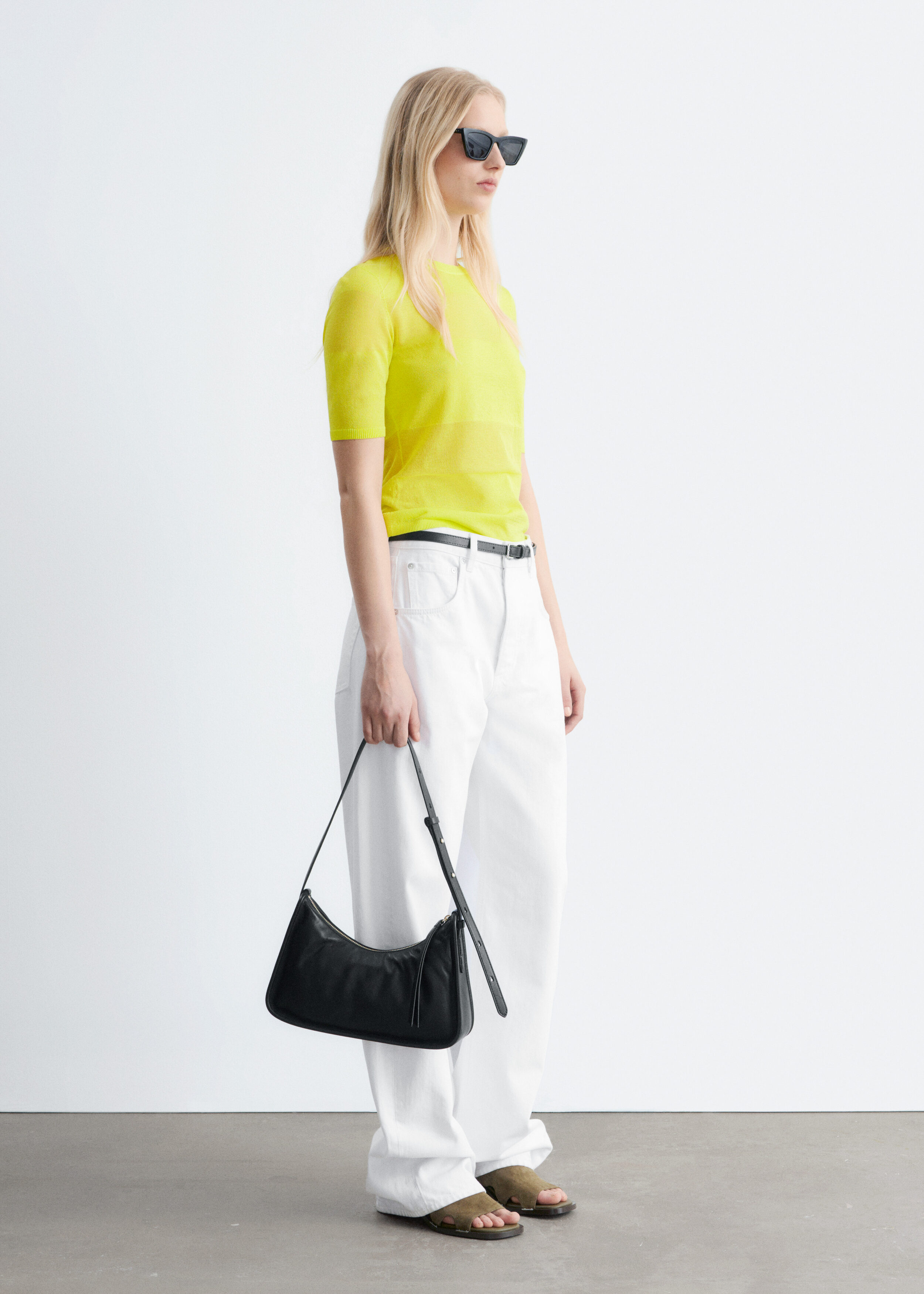 앤아더스토리즈 파인 니트 티셔츠의 브라이트 옐로우컬러 ECOMLook입니다.