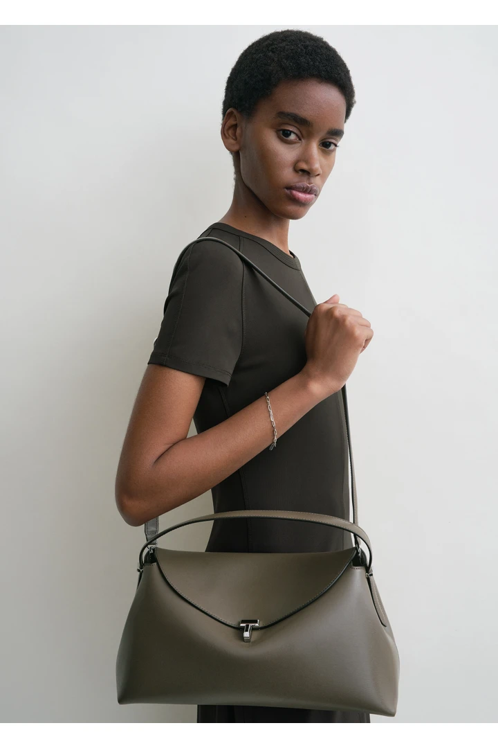 TOTEME 티-락 탑 핸들 애쉬의 애쉬컬러 1번쨰 이미지입니다.