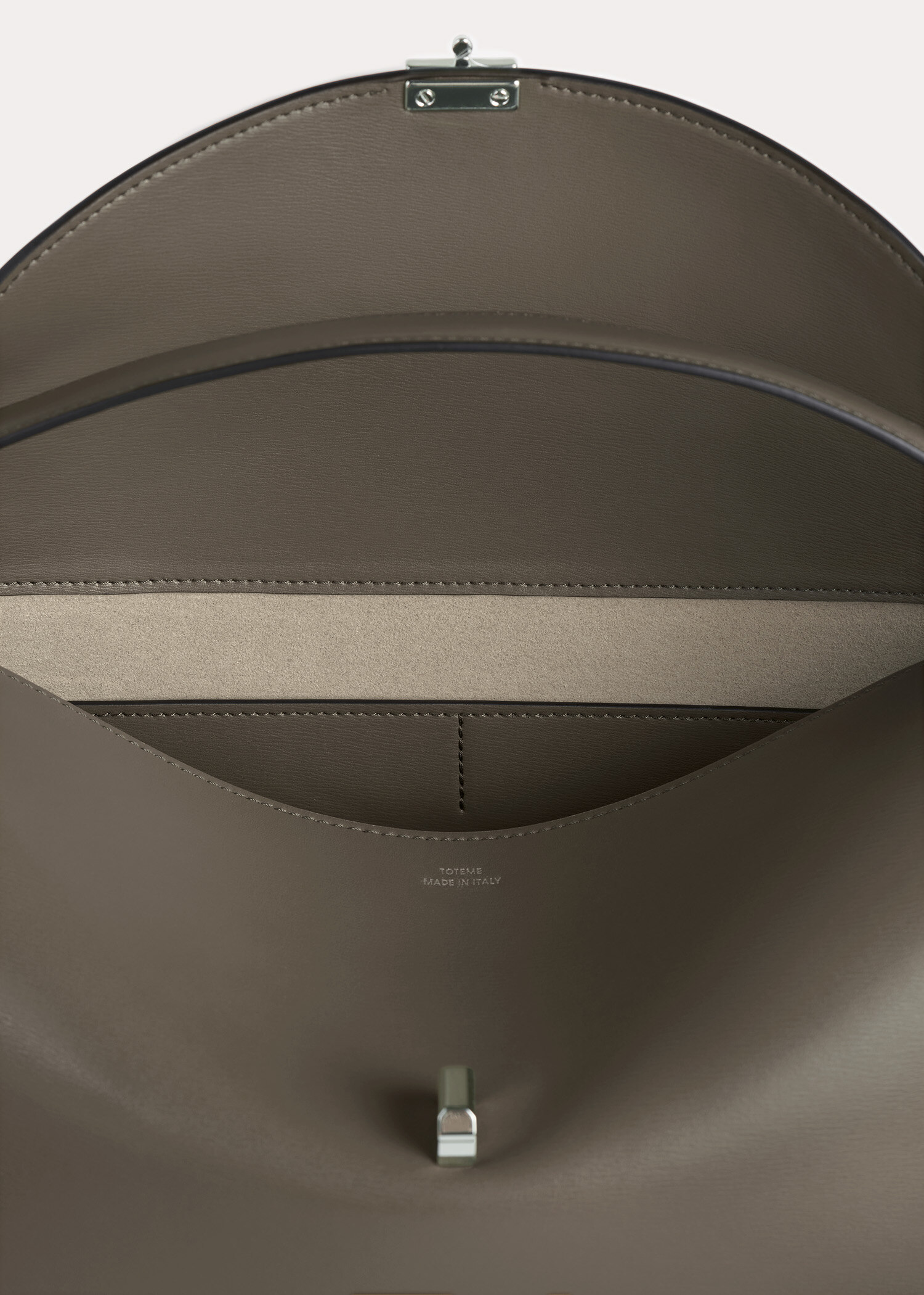 TOTEME 티-락 탑 핸들 애쉬의 애쉬컬러 3번쨰 이미지입니다.