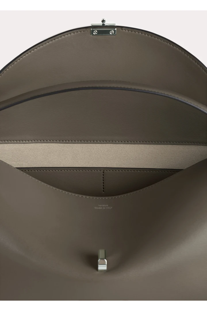 TOTEME 티-락 탑 핸들 애쉬의 애쉬컬러 3번쨰 이미지입니다.