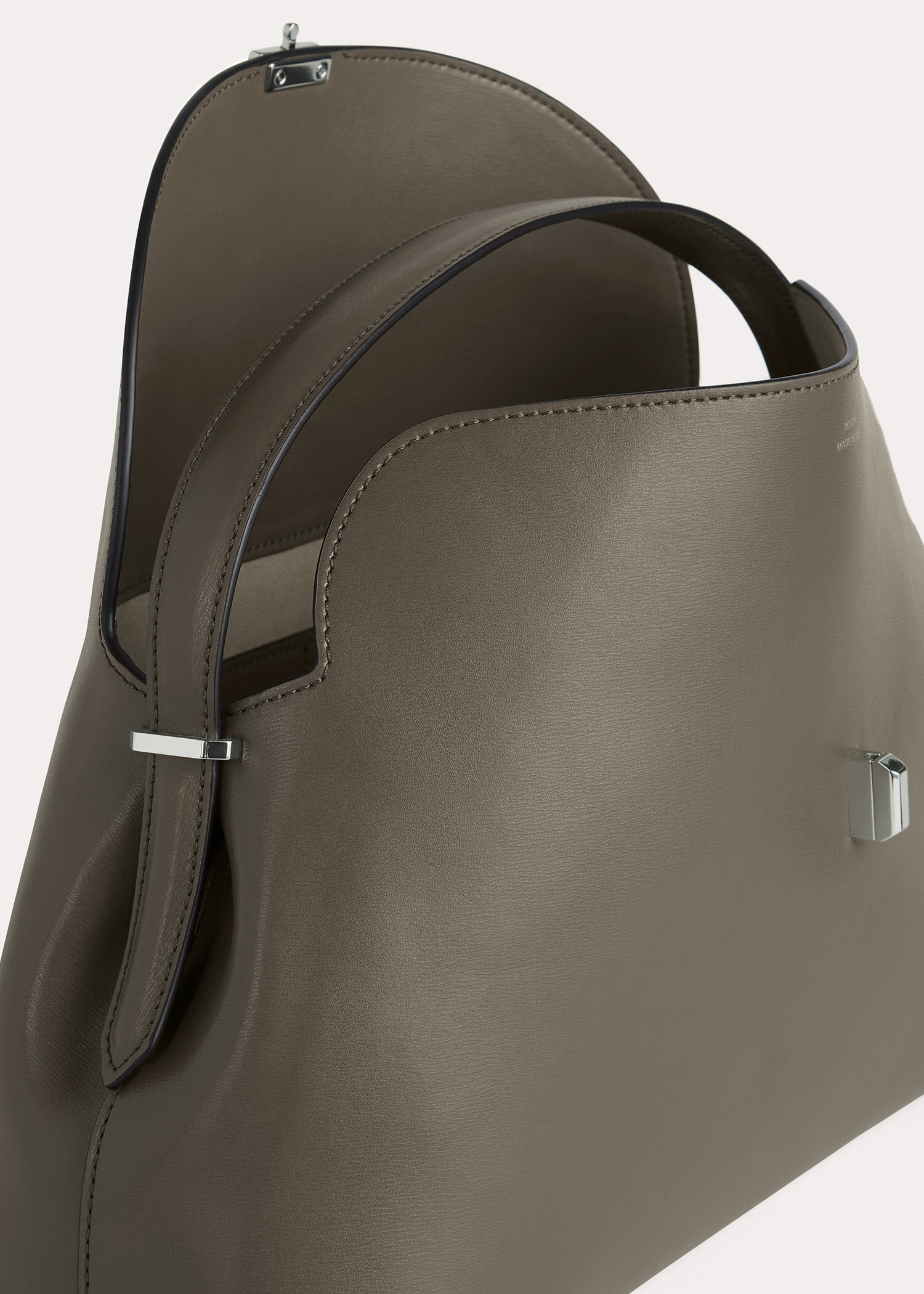 TOTEME 티-락 탑 핸들 애쉬의 애쉬컬러 4번쨰 이미지입니다.