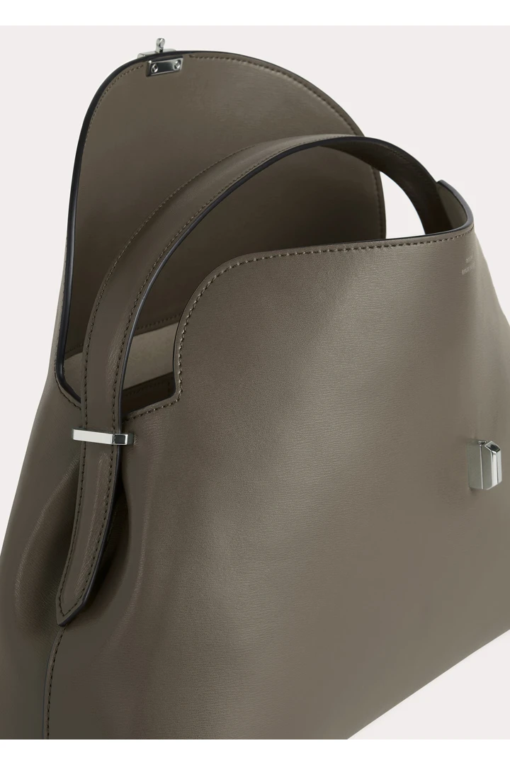 TOTEME 티-락 탑 핸들 애쉬의 애쉬컬러 4번쨰 이미지입니다.