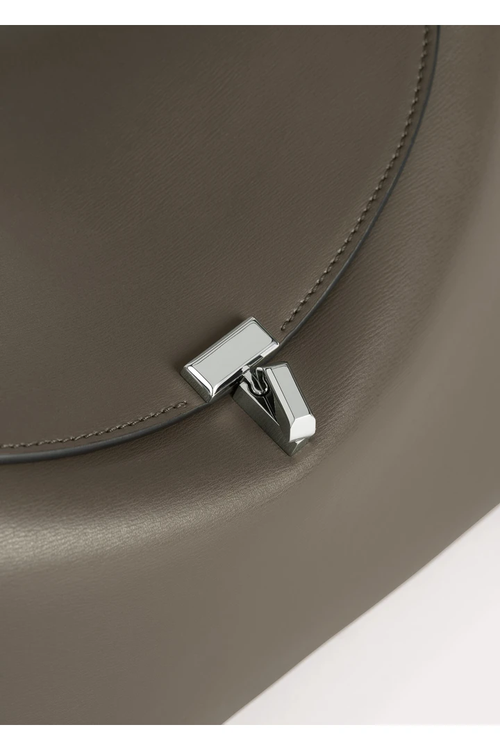 TOTEME 티-락 탑 핸들 애쉬의 애쉬컬러 5번쨰 이미지입니다.